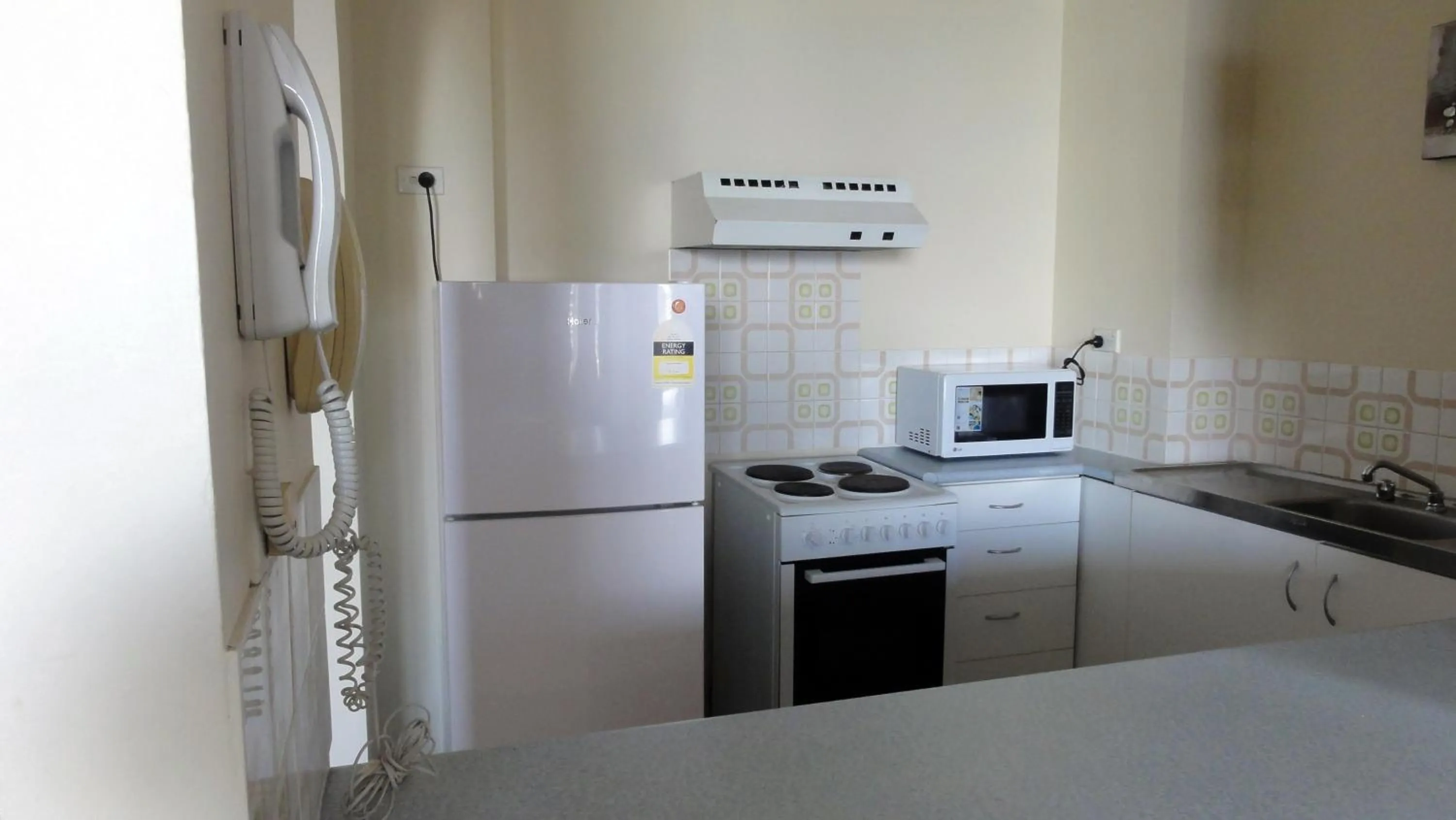 Kitchen or kitchenette in Quarterdeck Apartments