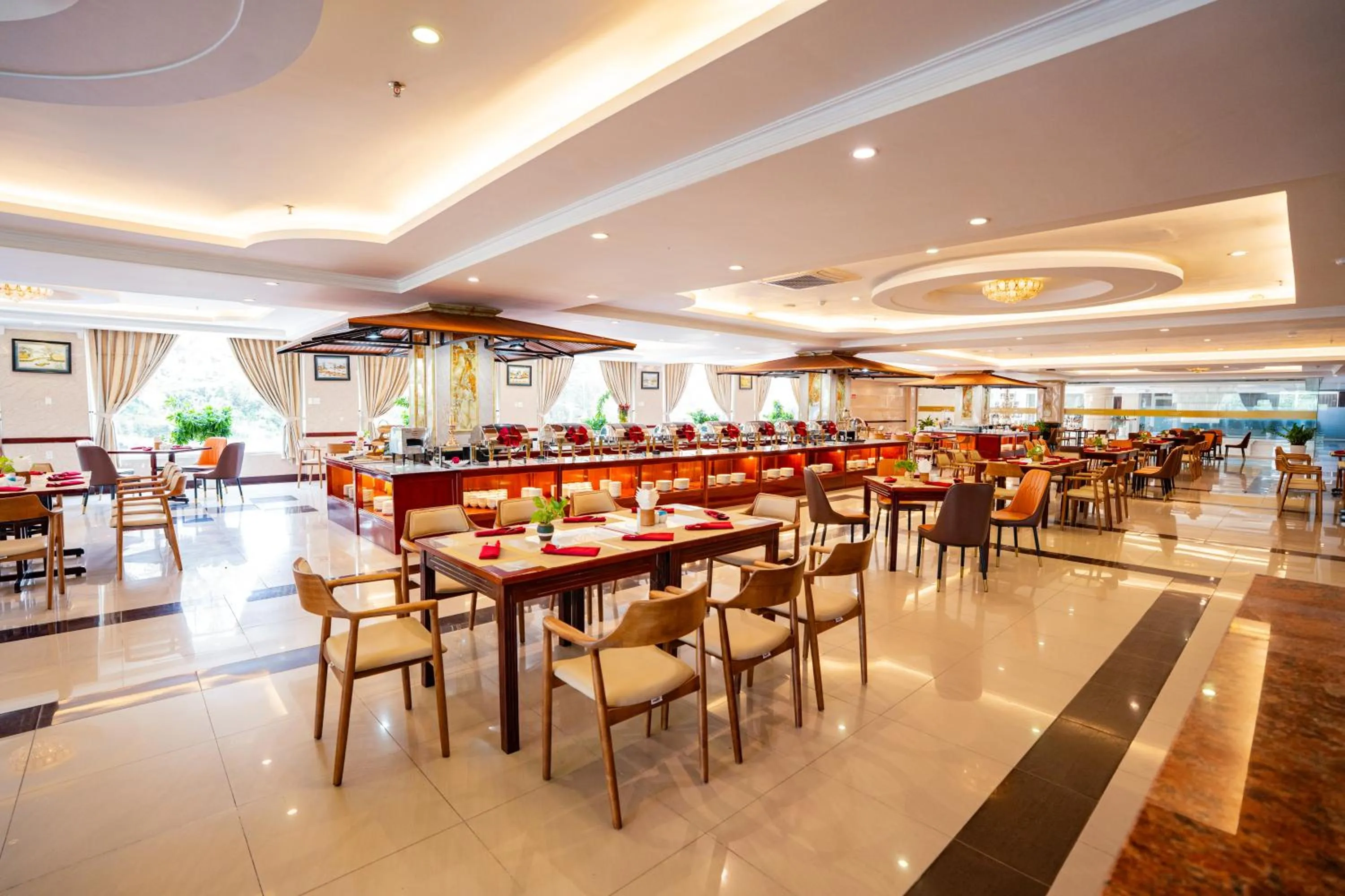 Restaurant/places to eat in Van Phat Riverside Hotel
