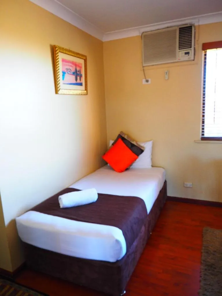 Bed in Bella Vista Motel