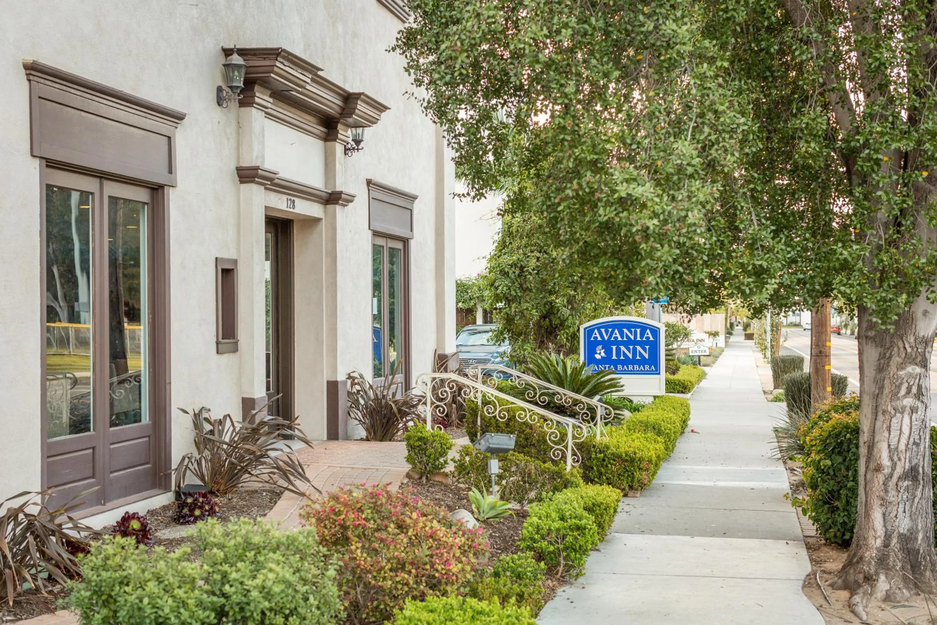 Property building in Avania Inn of Santa Barbara