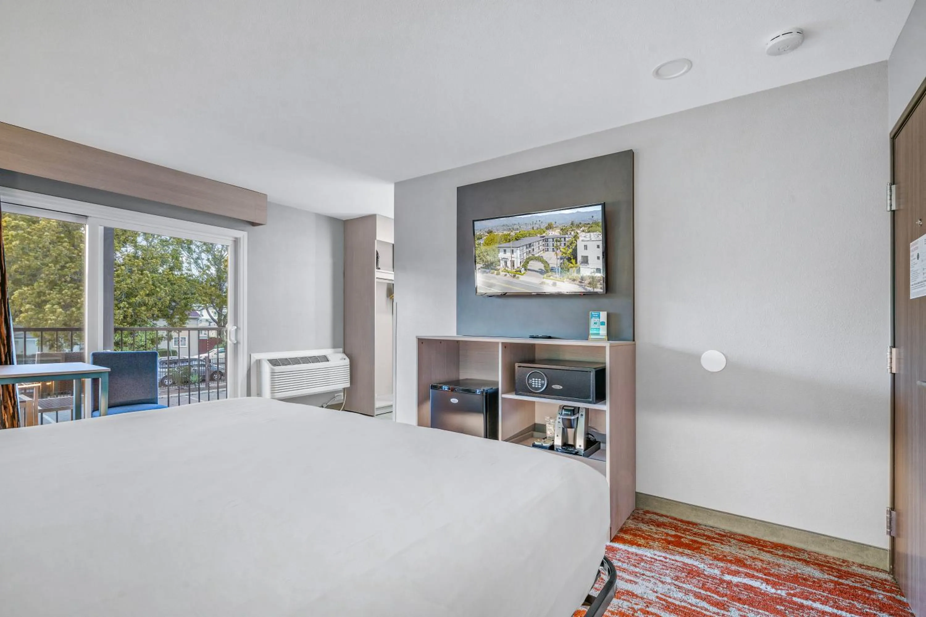 Balcony/Terrace, Bed in Avania Inn of Santa Barbara