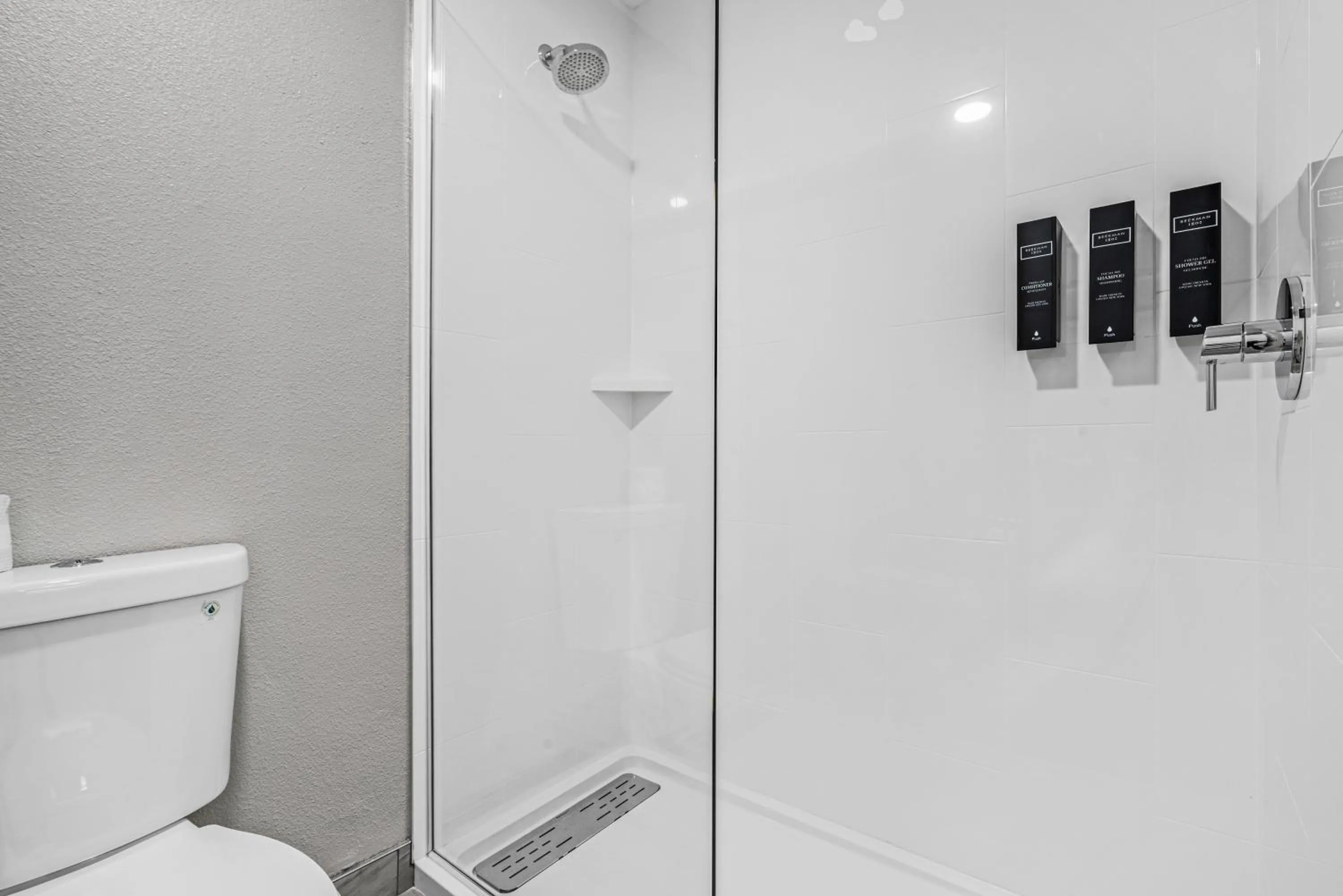 Bathroom in Avania Inn of Santa Barbara