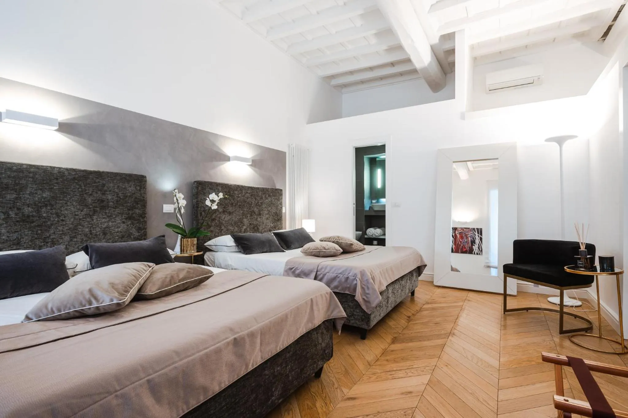 Bed in EBL LUXURY HOME