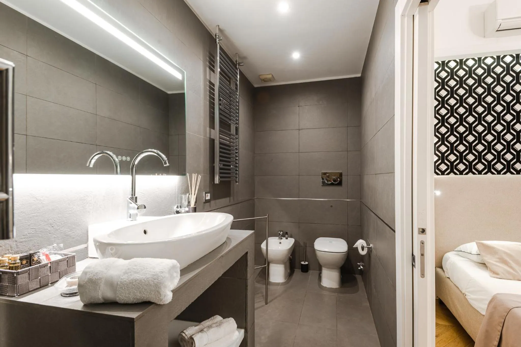 Toilet in EBL LUXURY HOME