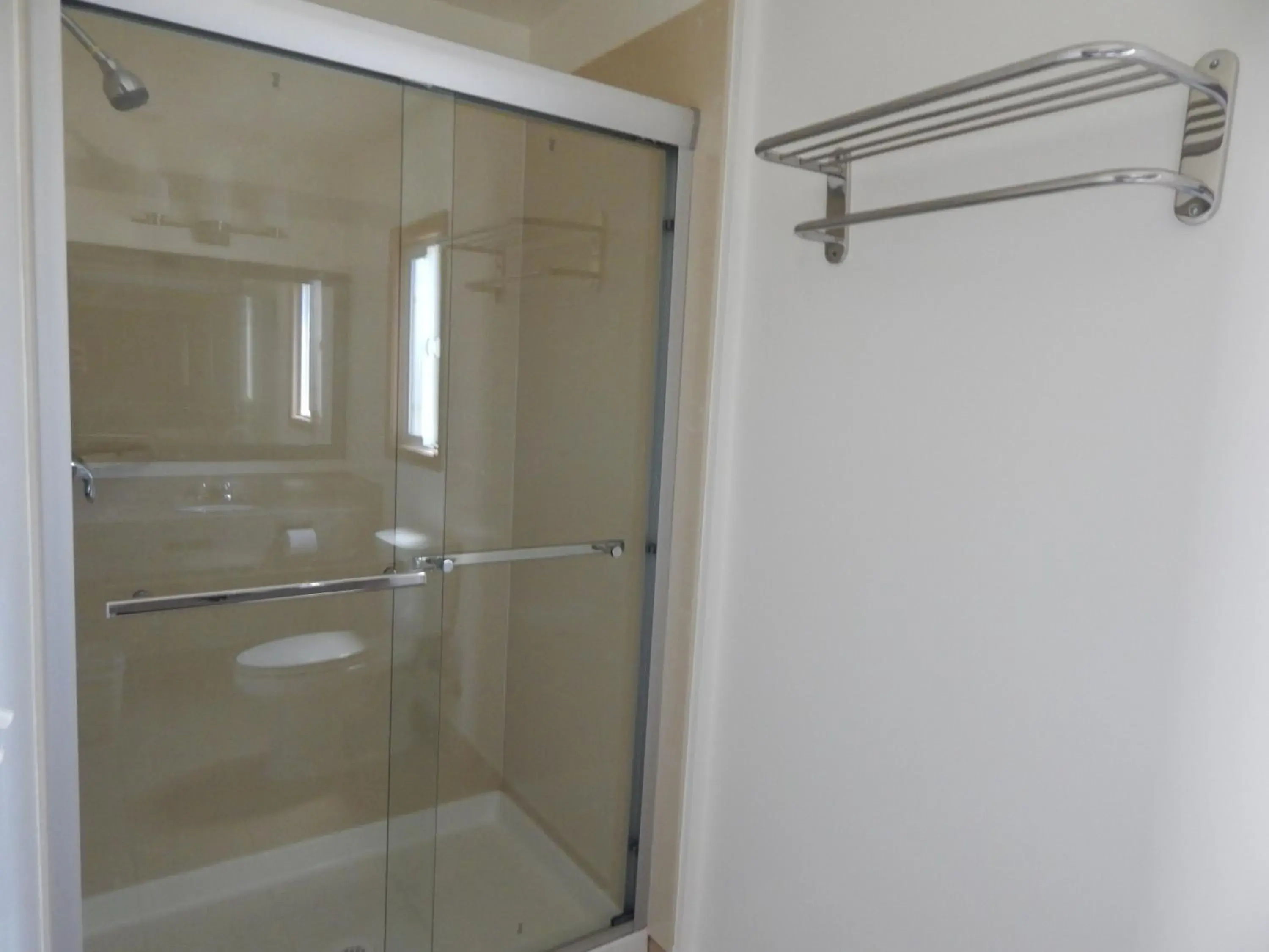 Queen Room with Two Queen Beds - Non-Smoking in Bay Bridge Inn Oakland Queen Room with Two Queen Beds - Non-Smoking in Bay Bridge Inn Oakland