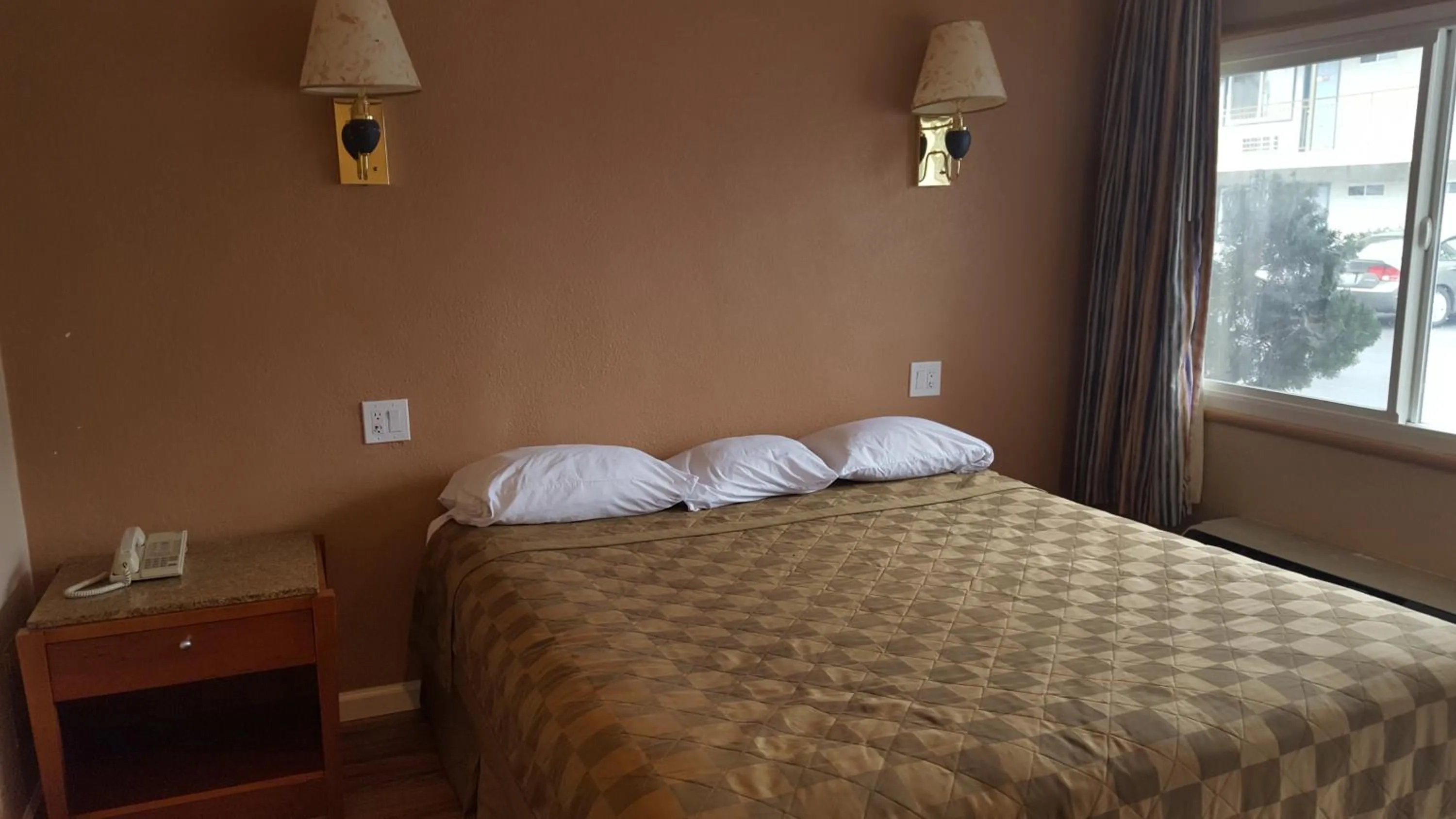 Bed in Bay Bridge Inn Oakland