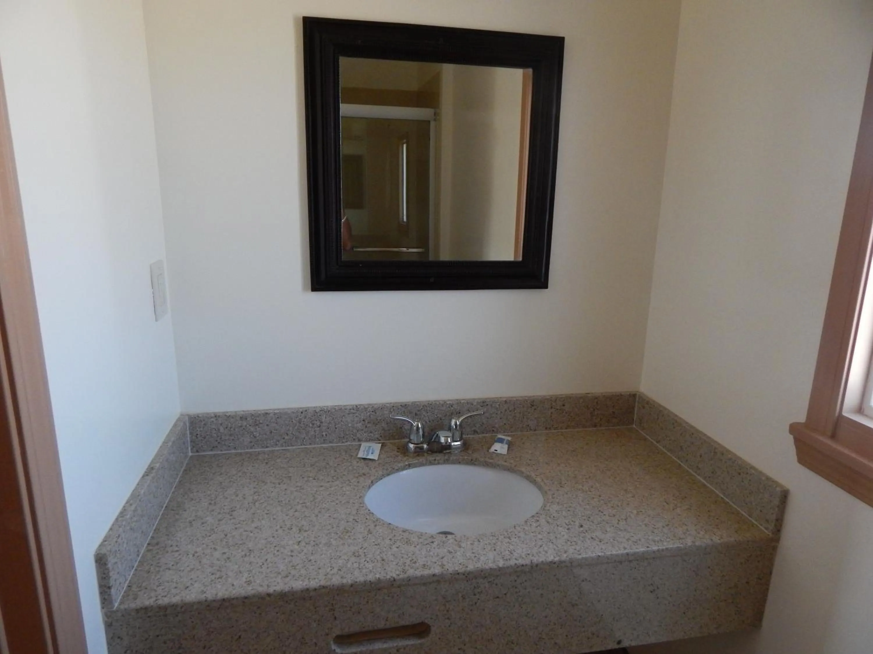 Bathroom in Bay Bridge Inn Oakland