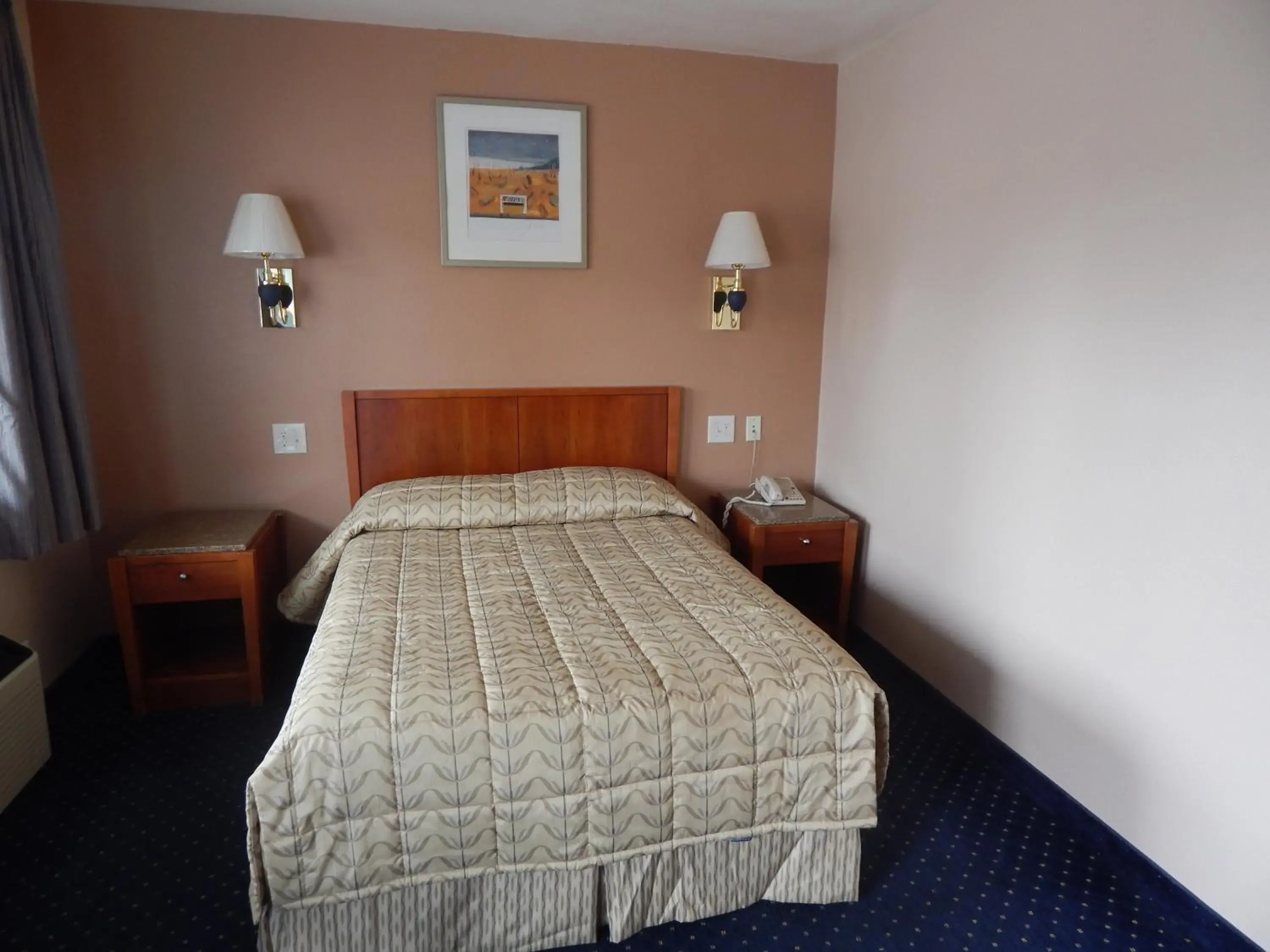 Queen Room - Non-Smoking in Bay Bridge Inn Oakland Queen Room - Non-Smoking in Bay Bridge Inn Oakland