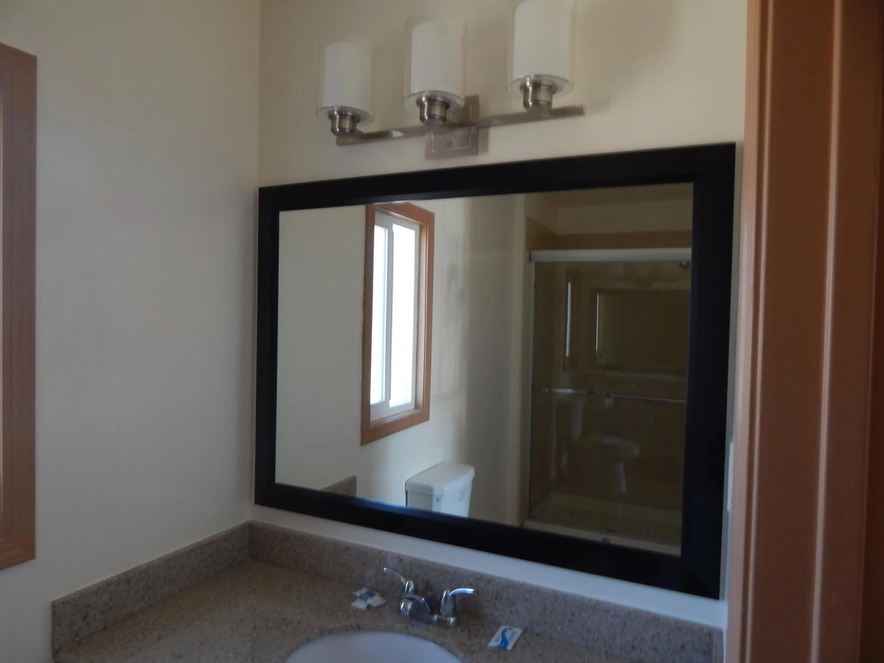 Bathroom in Bay Bridge Inn Oakland