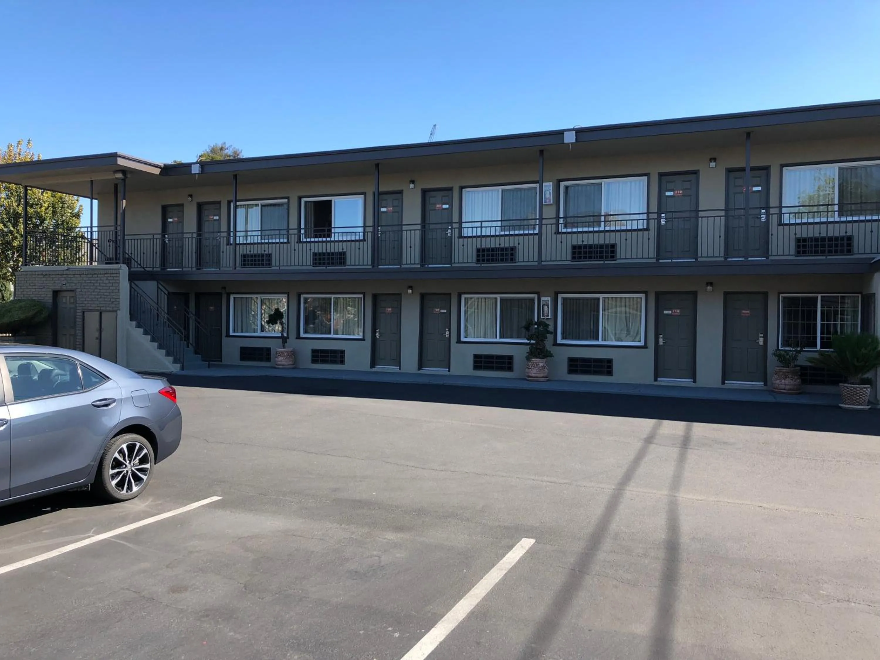 Property building in Bay Bridge Inn Oakland