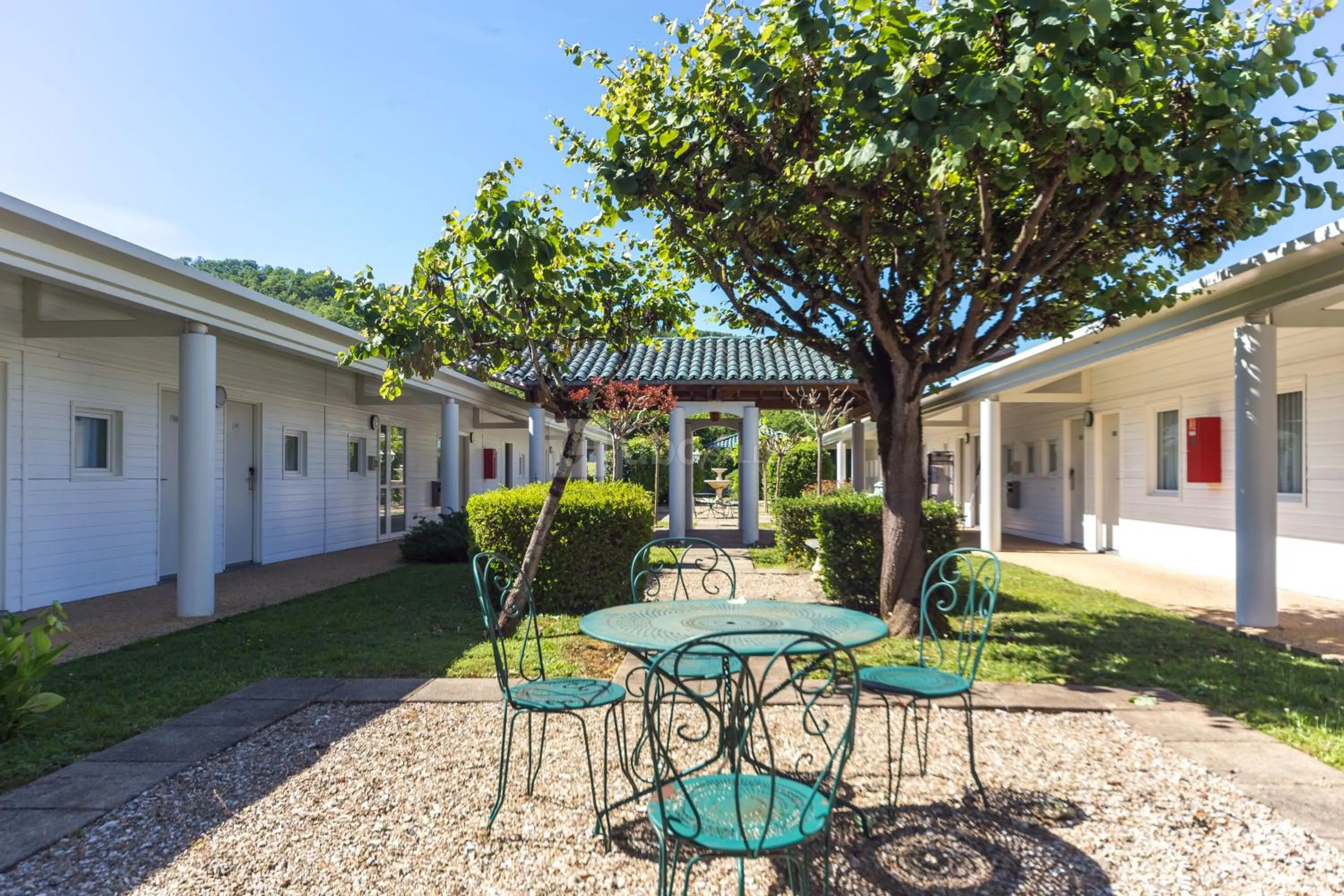 Patio in Hôtel Grand Confort Le Moulin Rouge