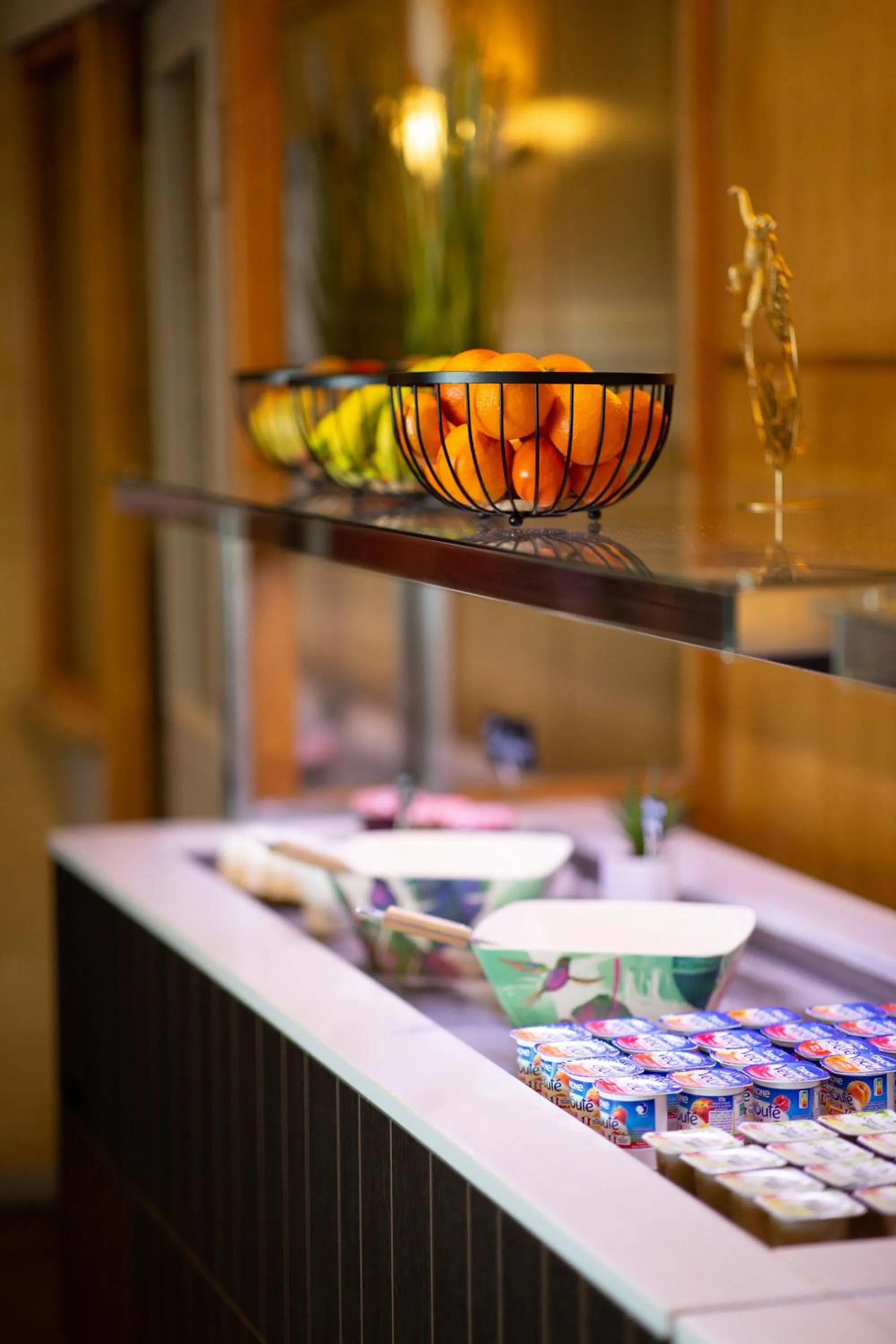 Food and drinks in Hôtel Grand Confort Le Moulin Rouge