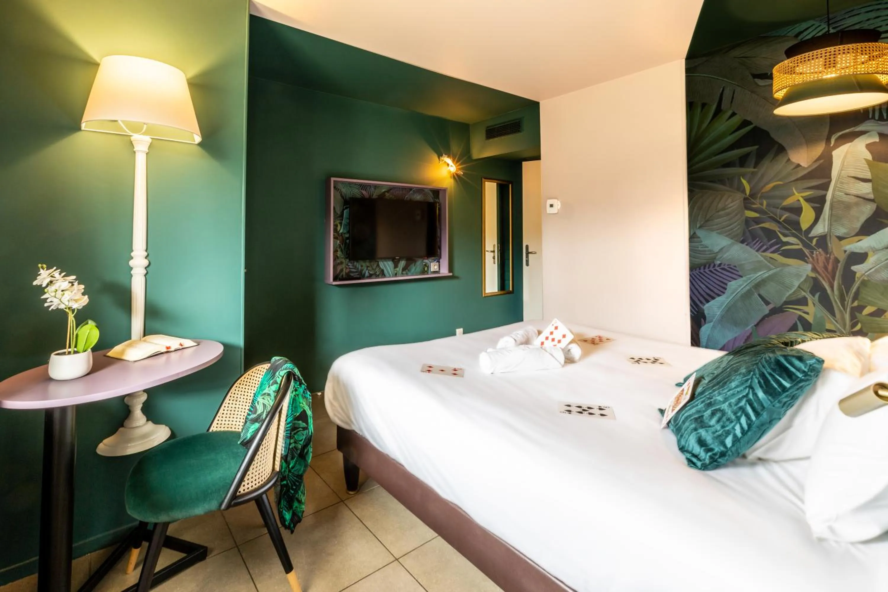 Bedroom, Bed in Hôtel Grand Confort Le Moulin Rouge