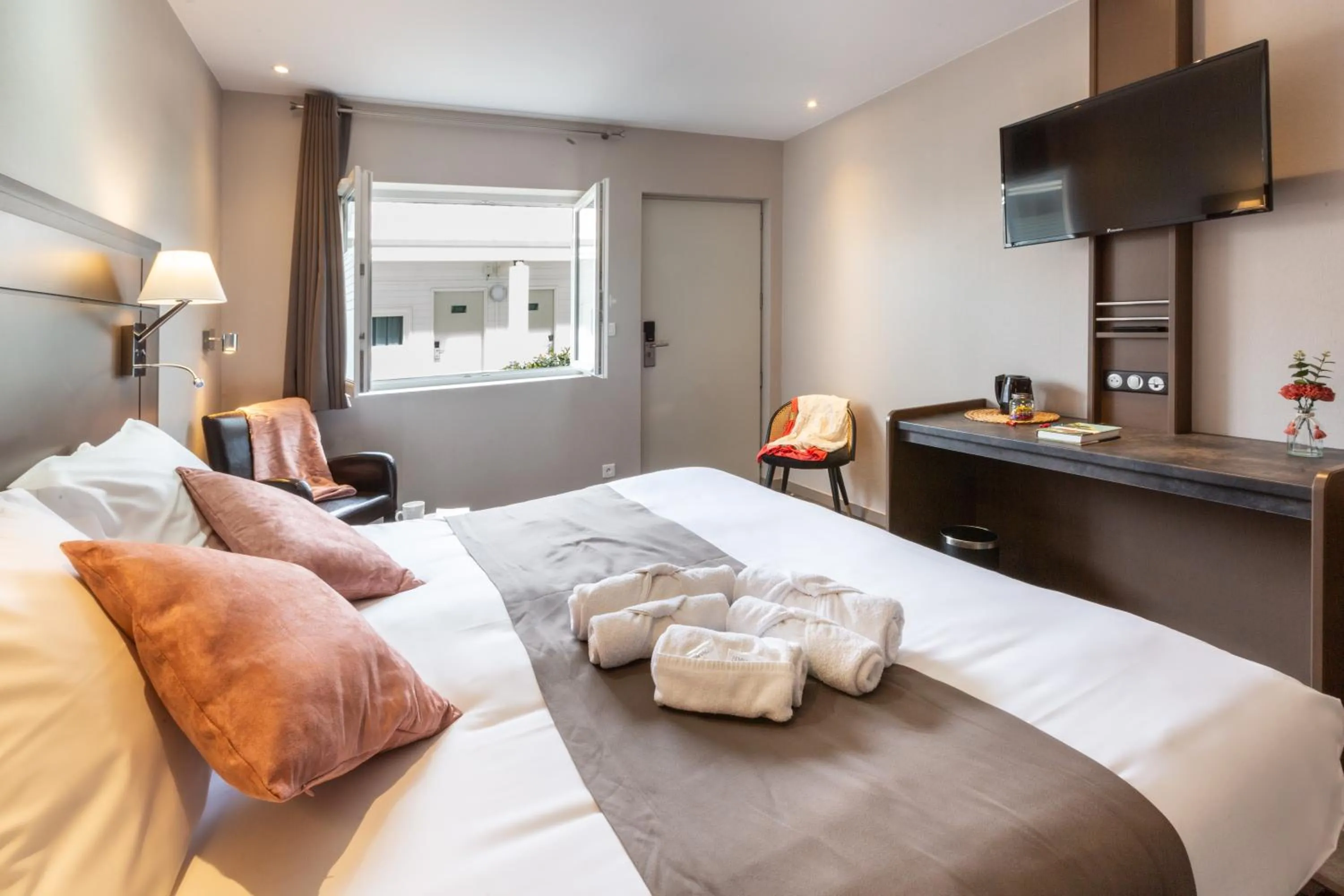 Bedroom, Bed in Hôtel Grand Confort Le Moulin Rouge