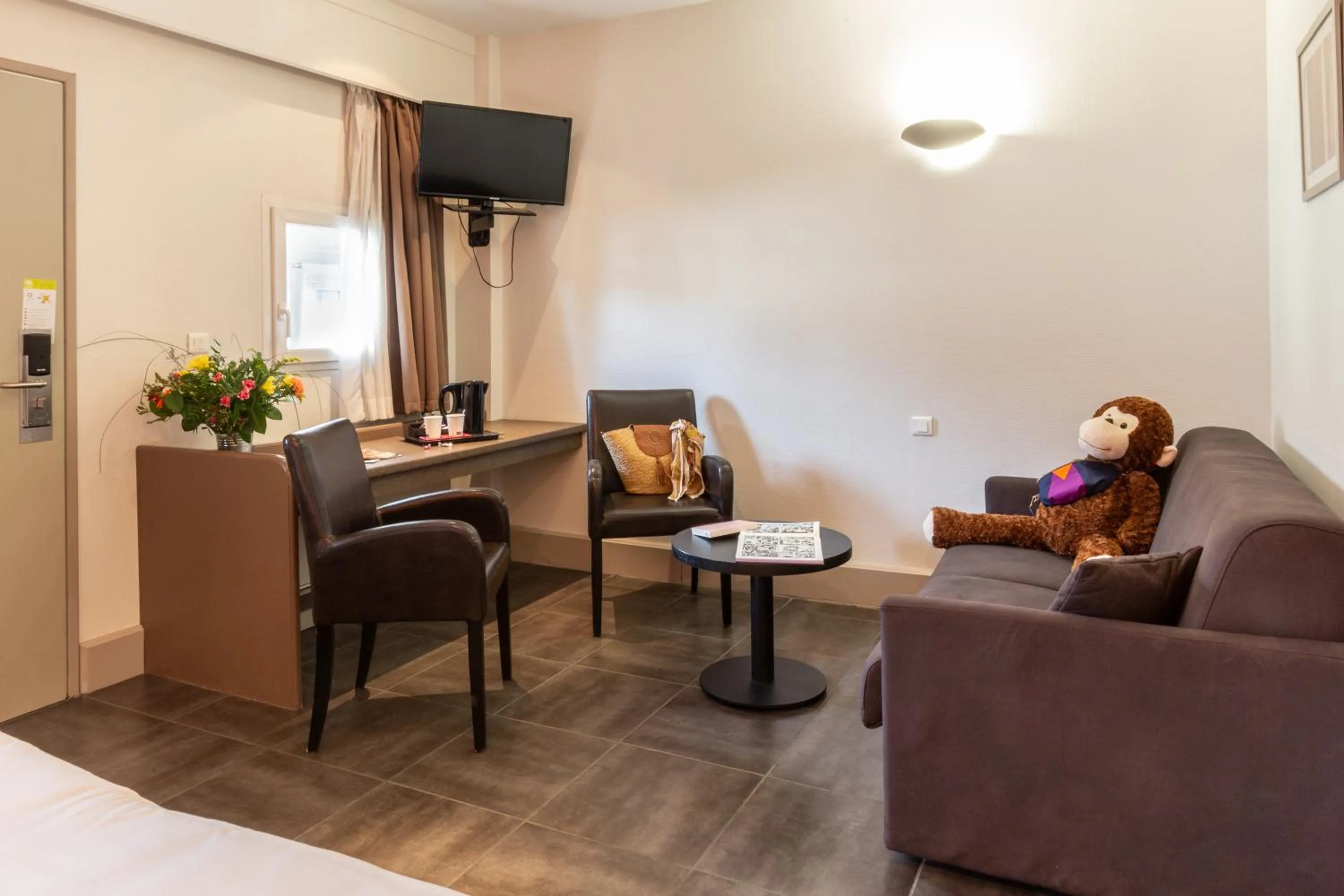 Living room in Hôtel Grand Confort Le Moulin Rouge