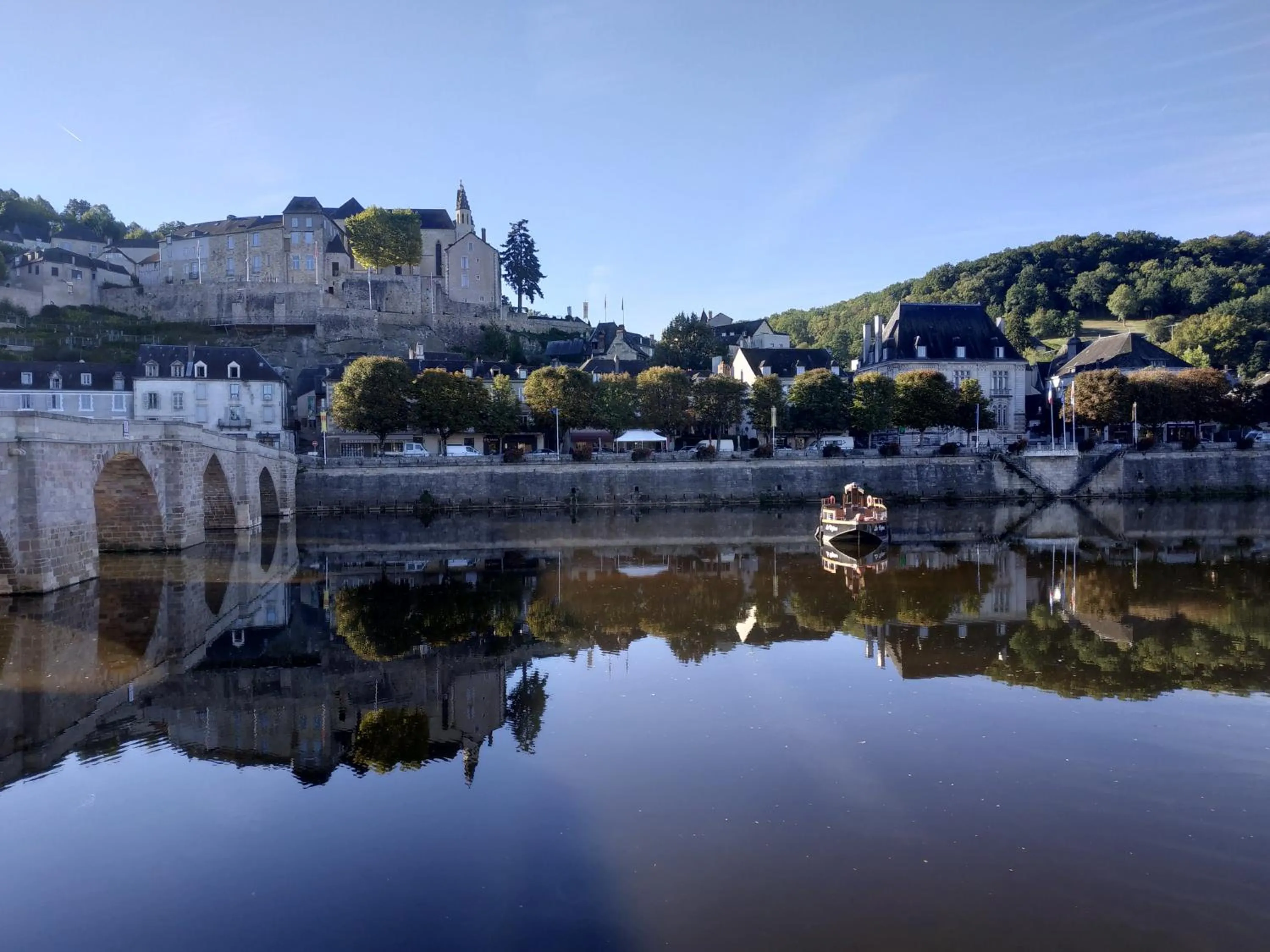 Natural landscape in Hôtel Grand Confort Le Moulin Rouge