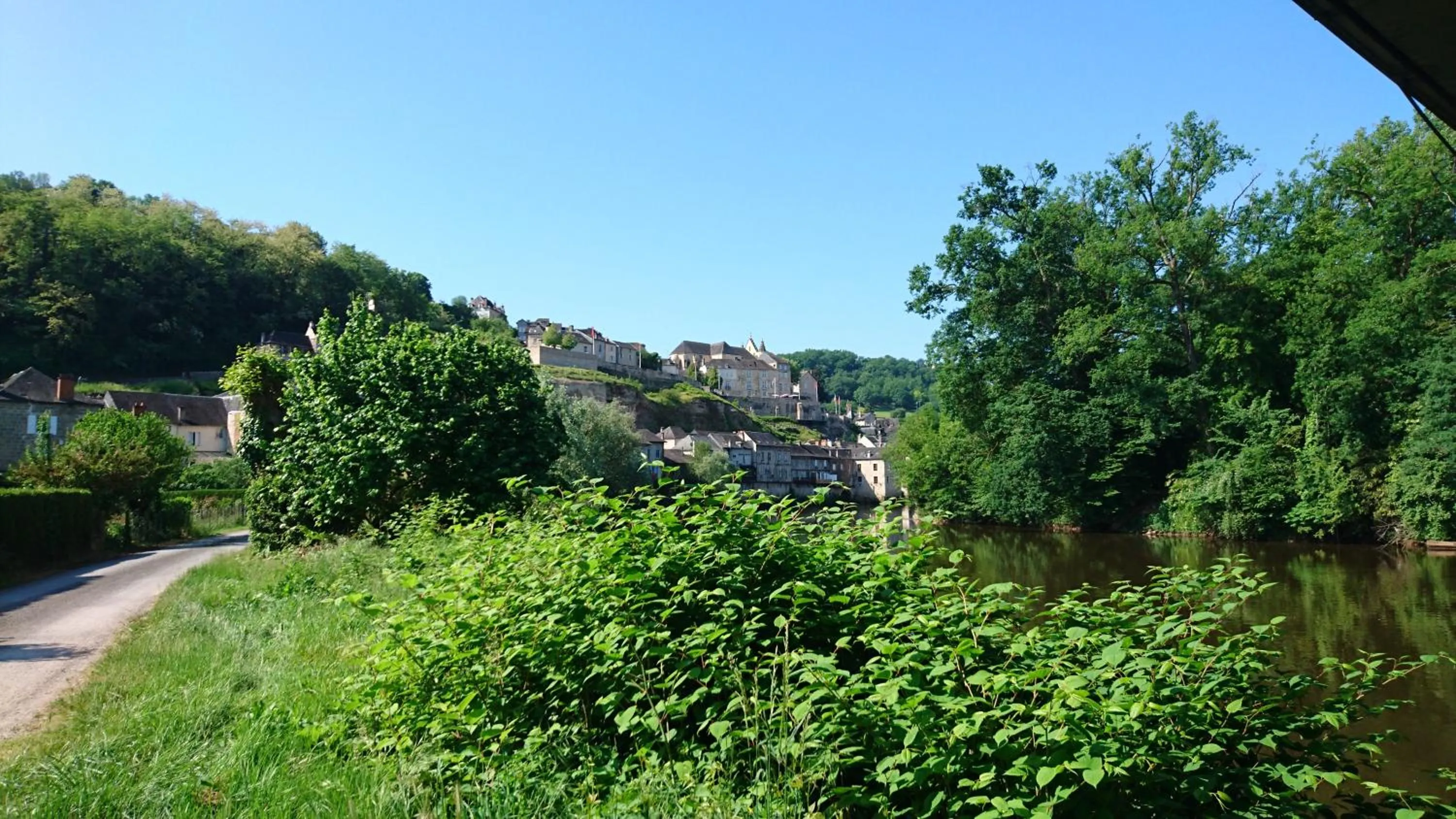 Spring in Hôtel Grand Confort Le Moulin Rouge