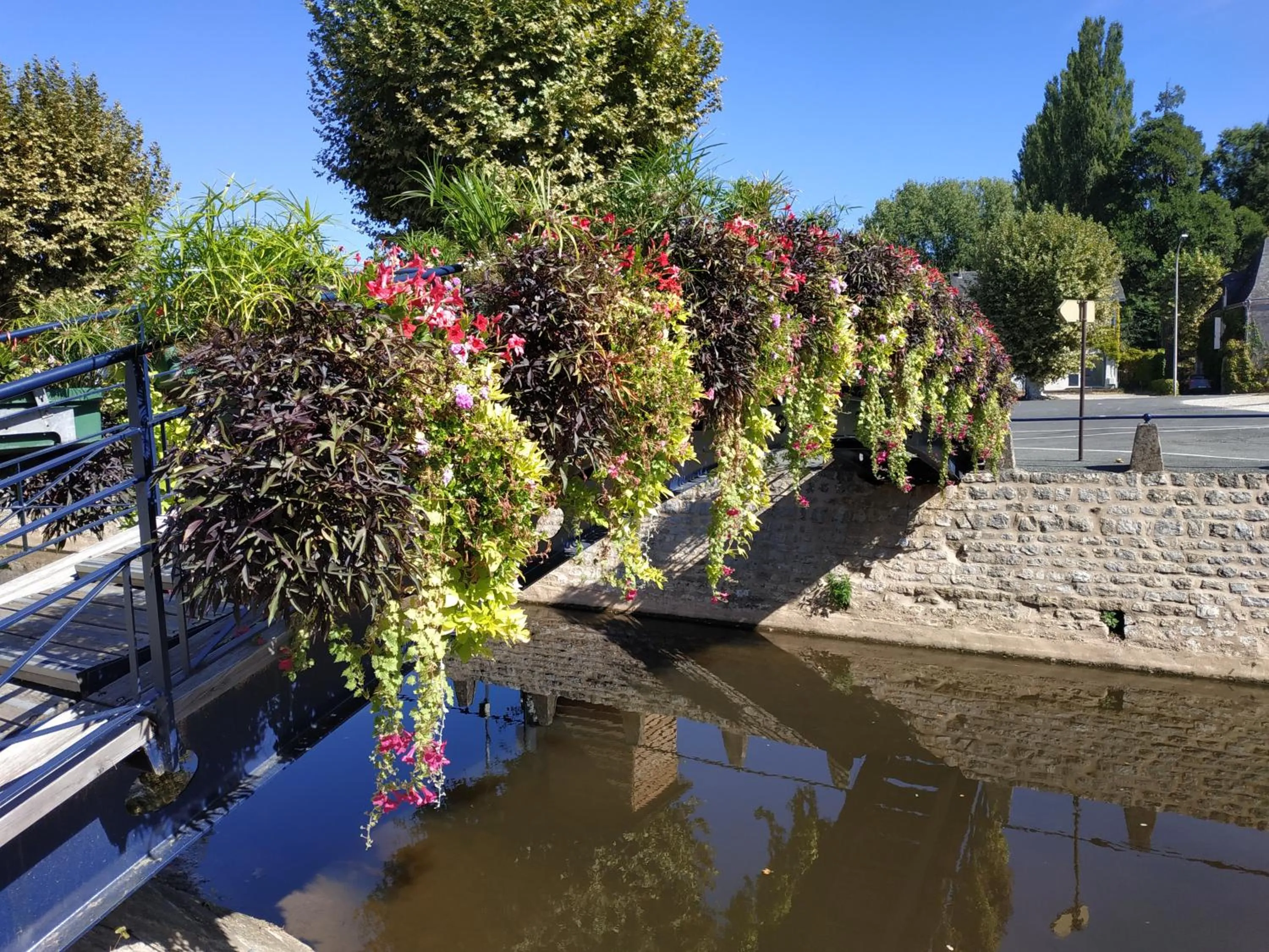 Day in Hôtel Grand Confort Le Moulin Rouge