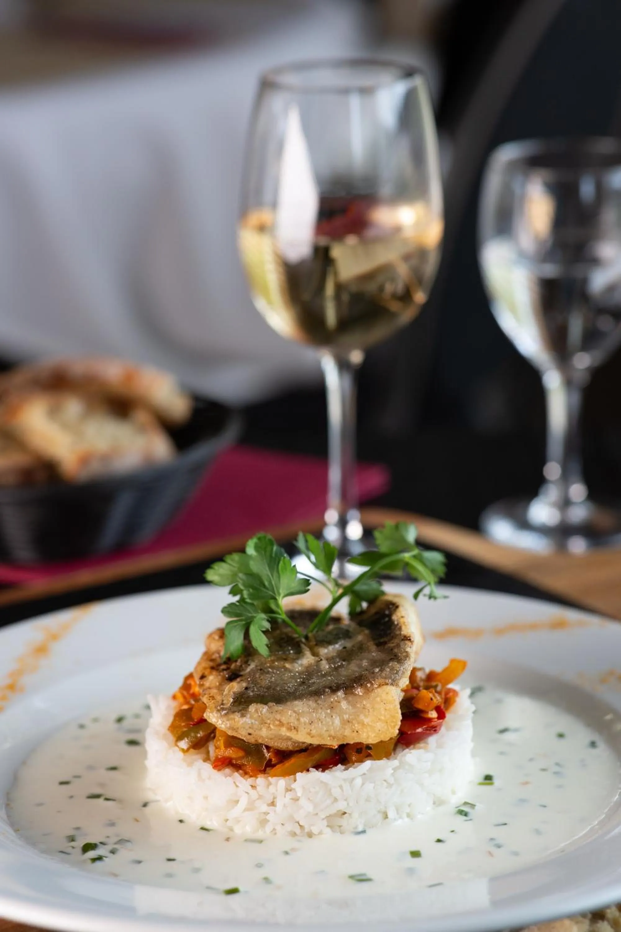 Restaurant/places to eat in Hôtel Grand Confort Le Moulin Rouge