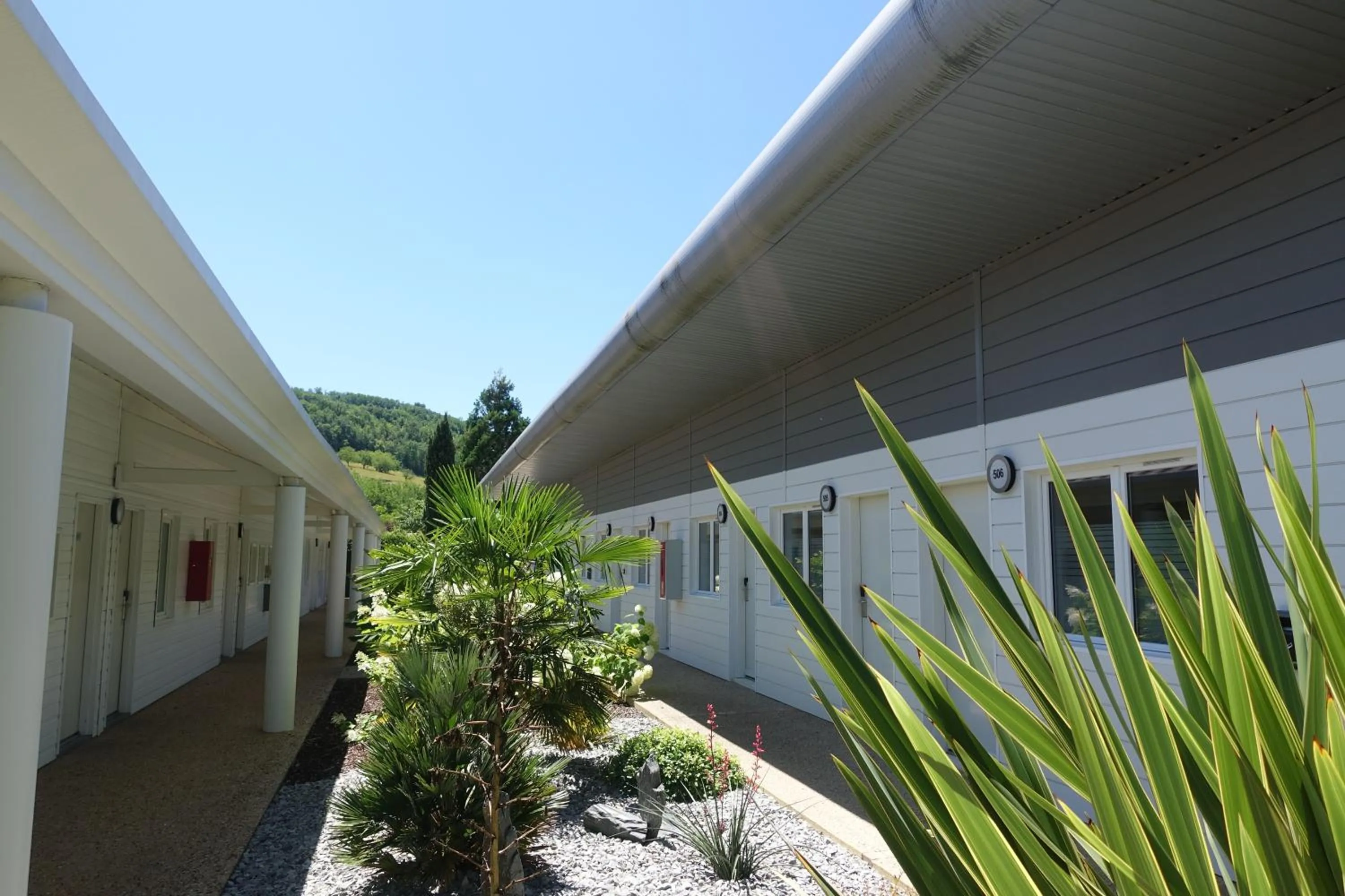 Garden in Hôtel Grand Confort Le Moulin Rouge