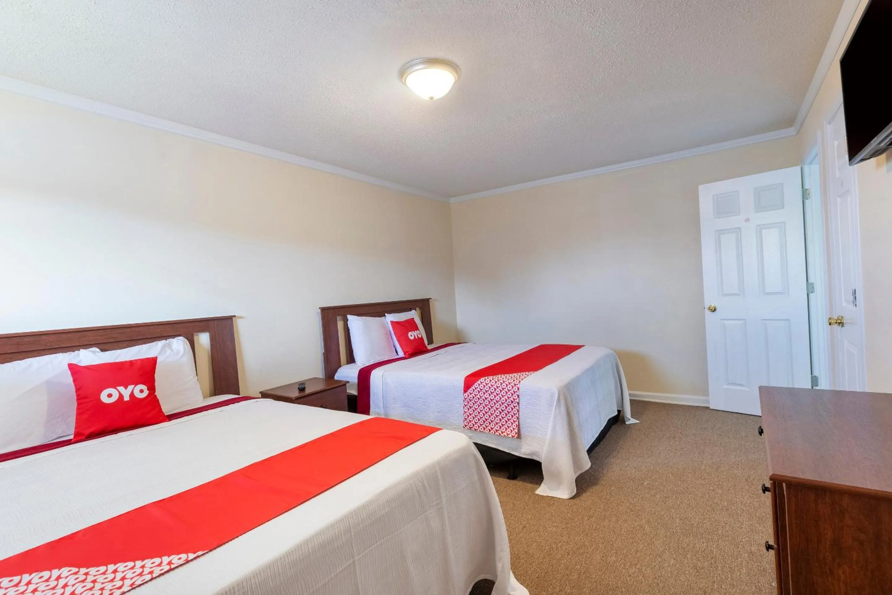 Bedroom, Bed in OYO Hotel Cave City KY