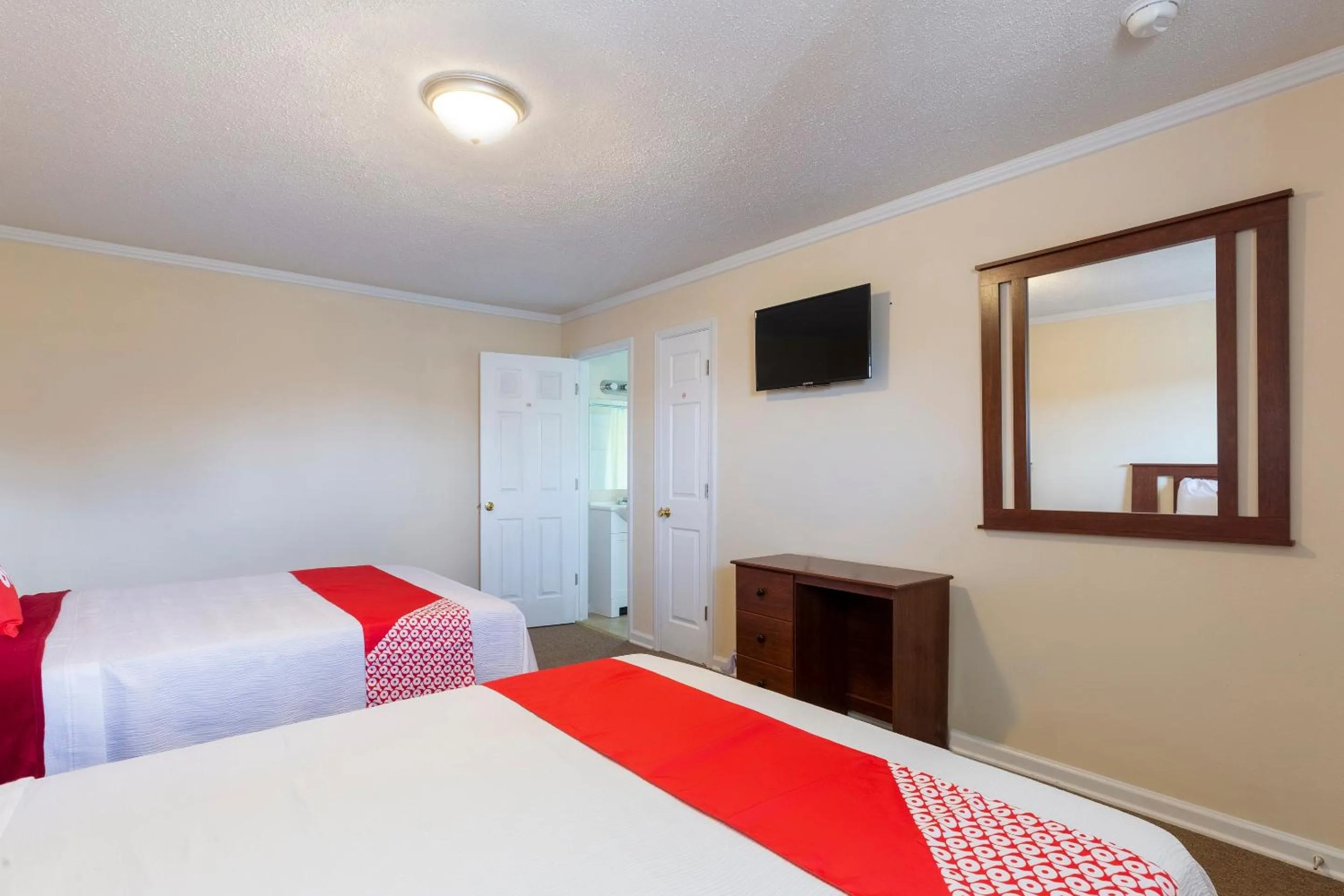 Bathroom, Bed in OYO Hotel Cave City KY