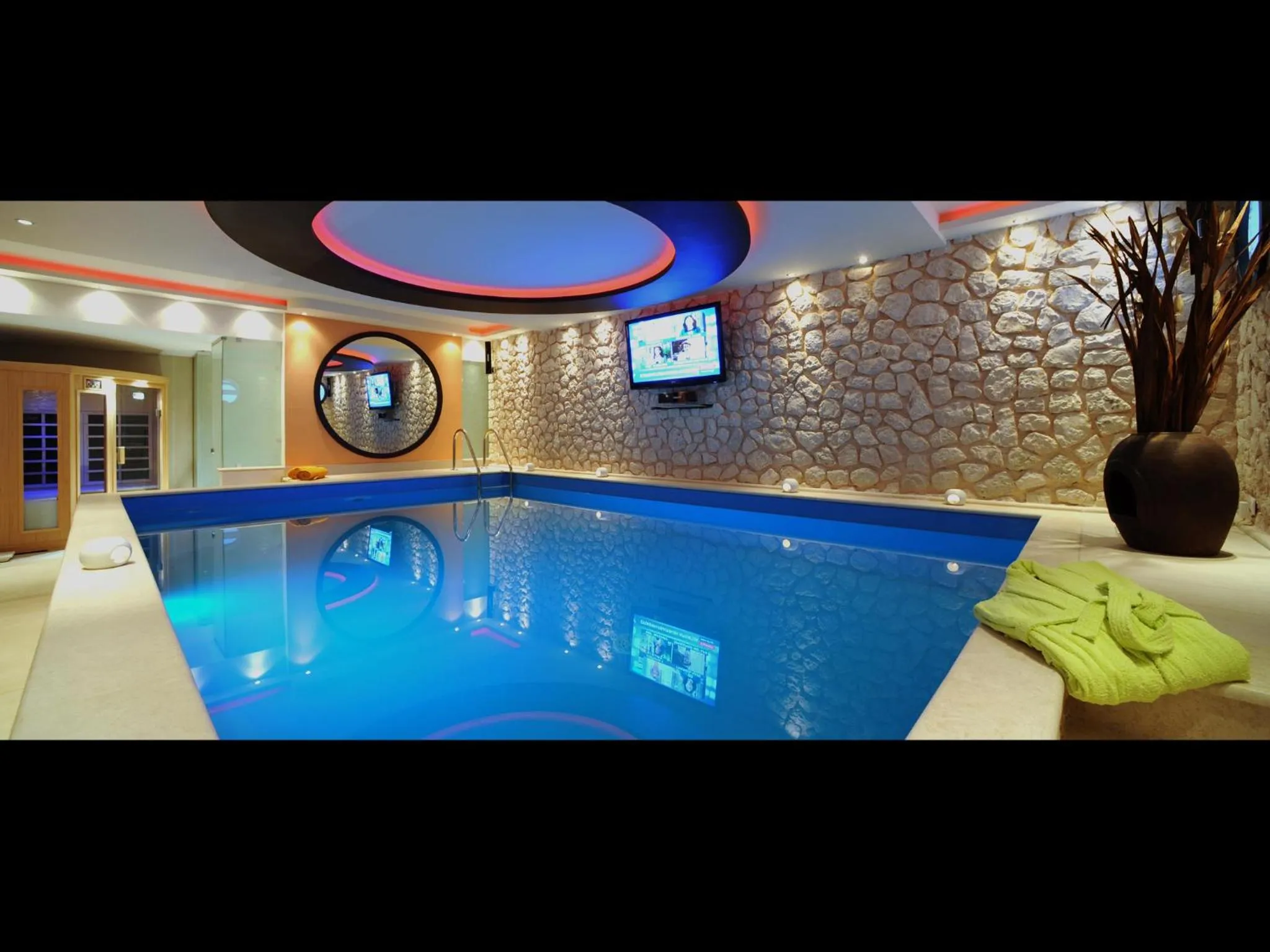 Swimming pool in Villa Privilege Classic & Exclusive