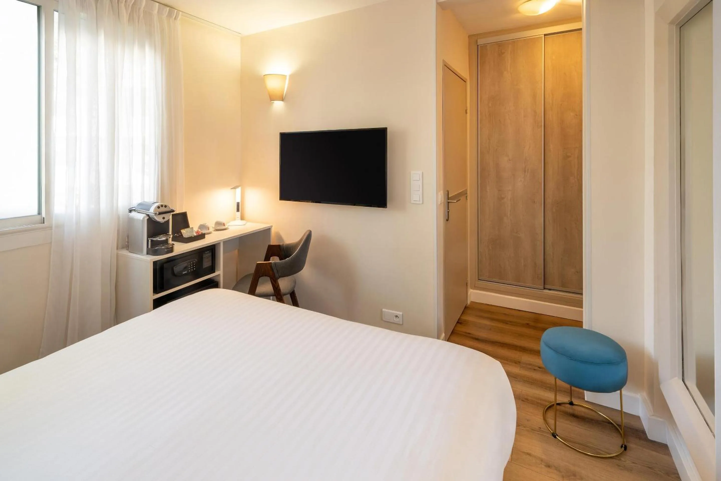 Bedroom, Bed in Best Western Plus Hôtel la Rade