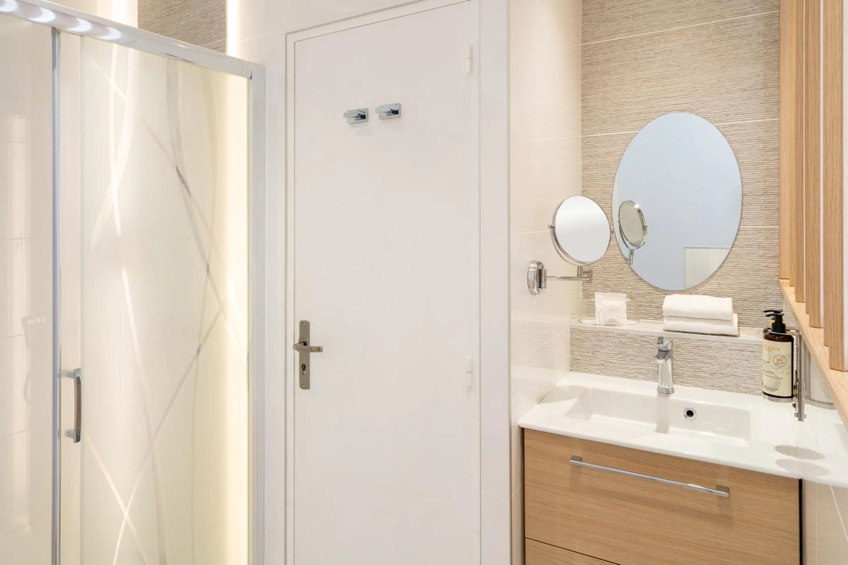 Toilet in Best Western Plus Hôtel la Rade