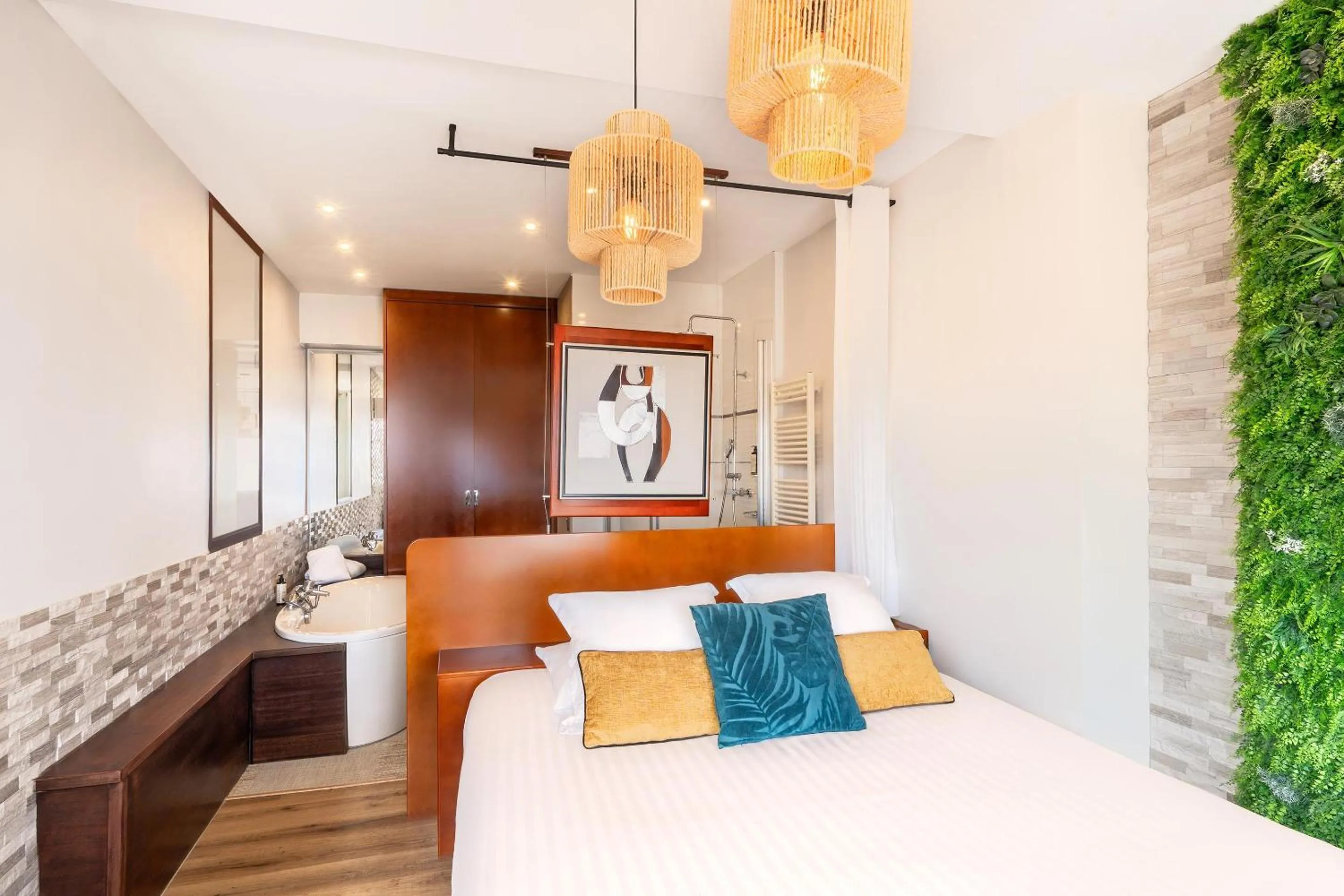 Bedroom, Bed in Best Western Plus Hôtel la Rade