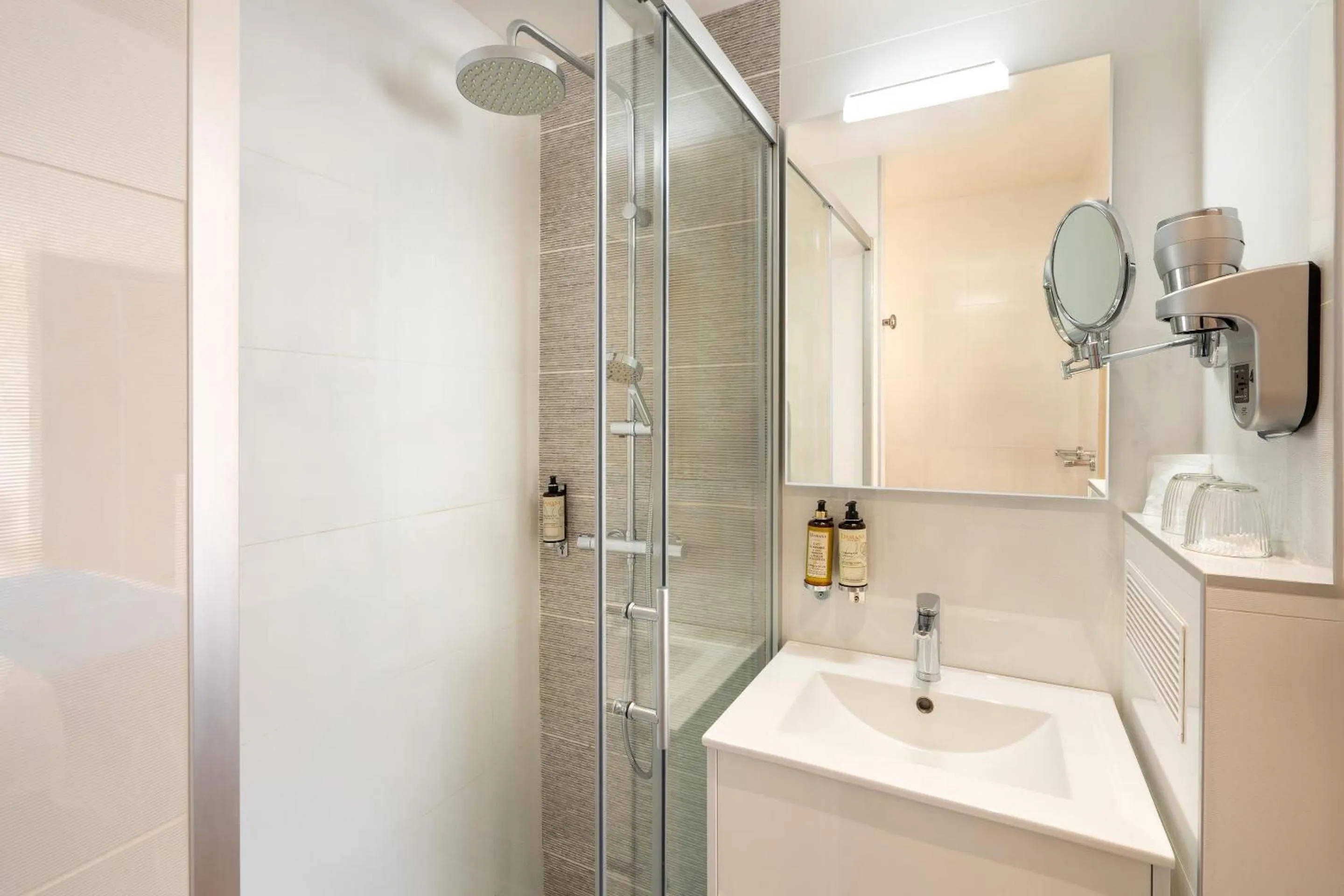 Bedroom in Best Western Plus Hôtel la Rade