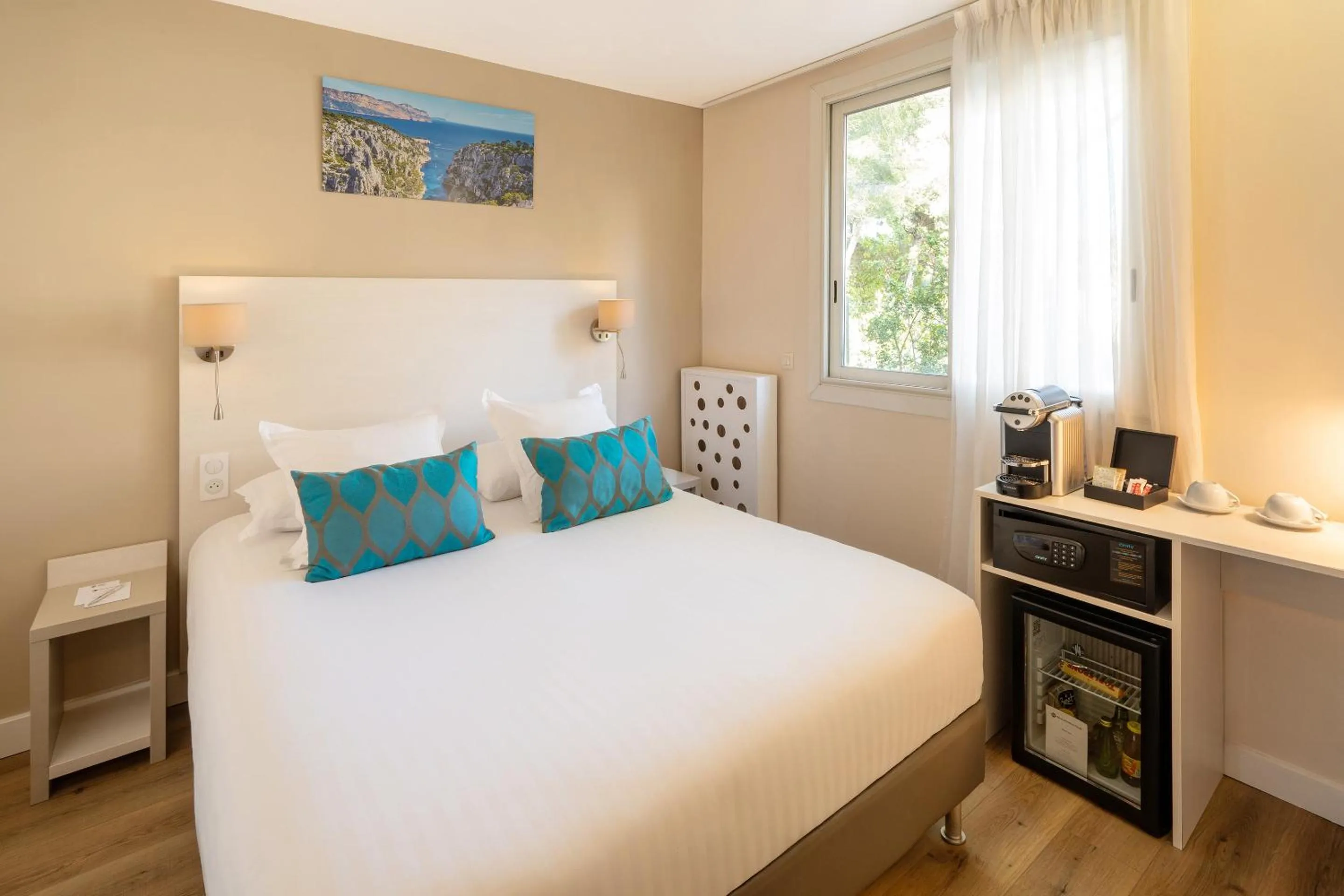 Photo of the whole room, Bed in Best Western Plus Hôtel la Rade