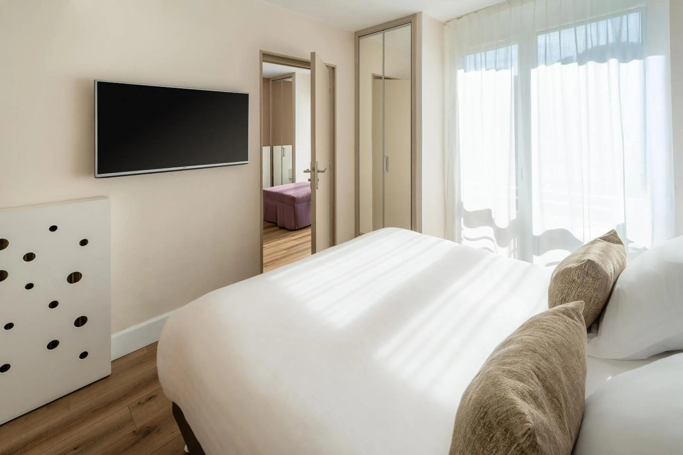 Bedroom, Bed in Best Western Plus Hôtel la Rade