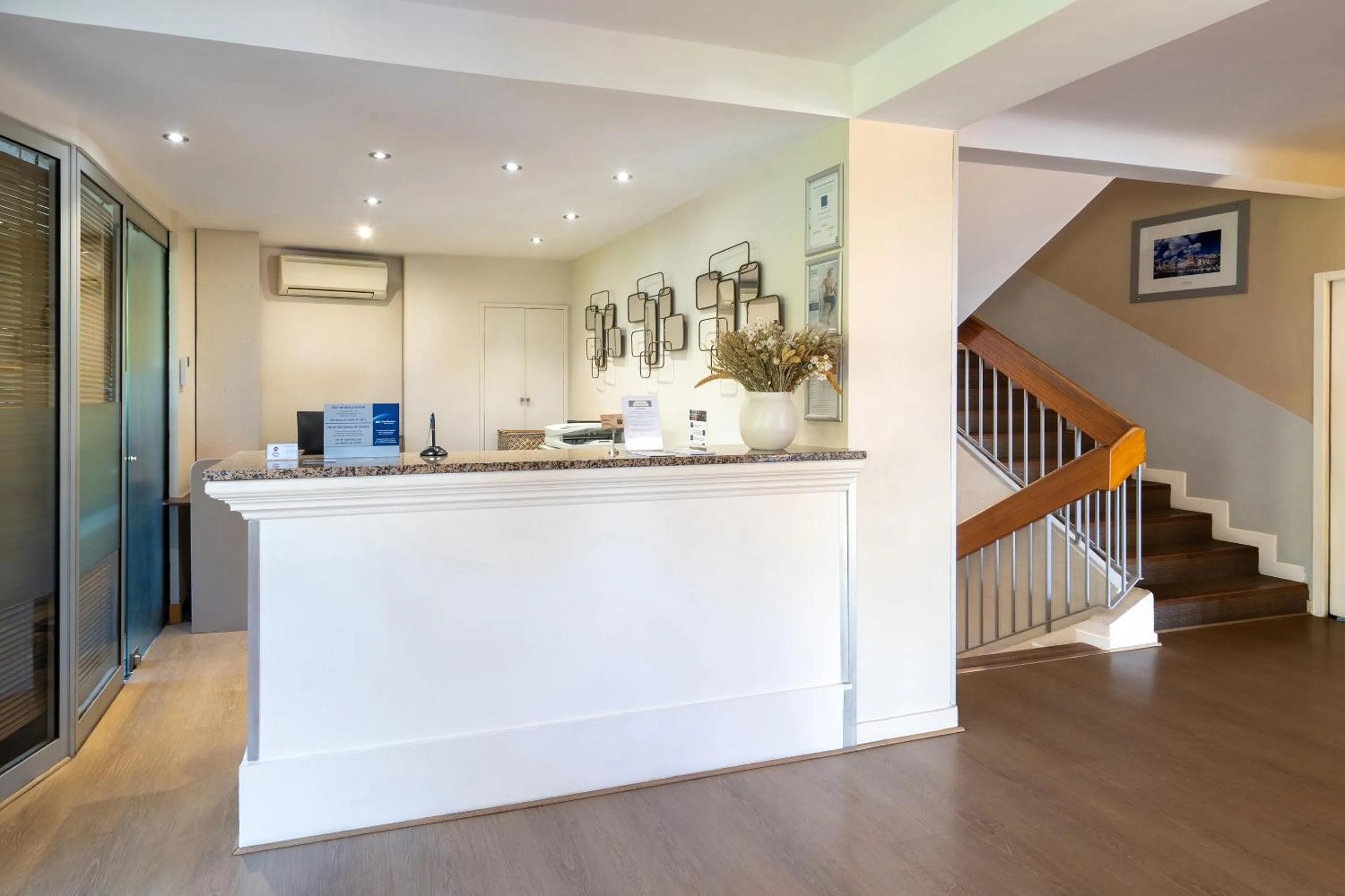 Lobby or reception in Best Western Plus Hôtel la Rade