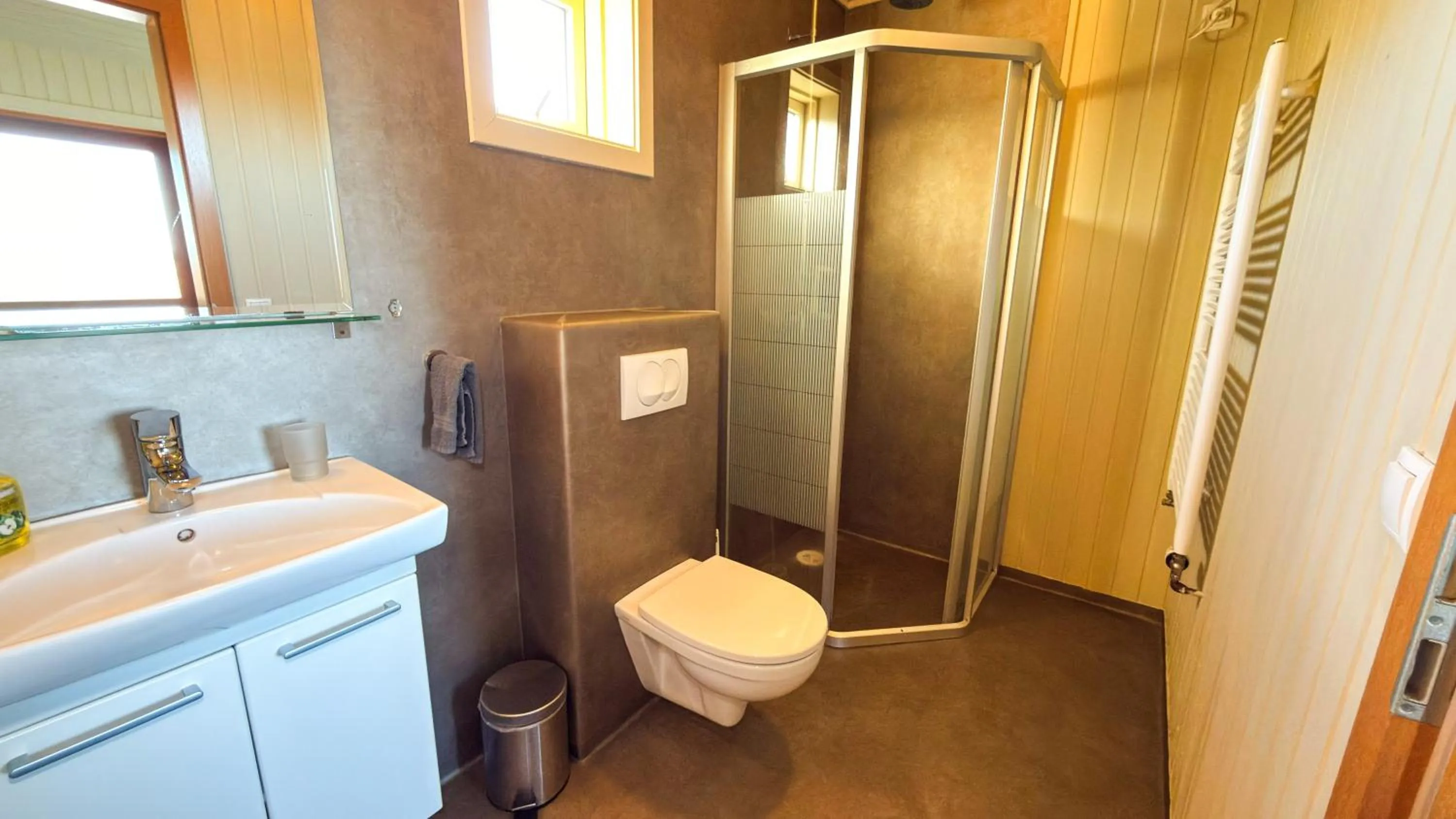 Shower in Fossatún Sunset Cottage