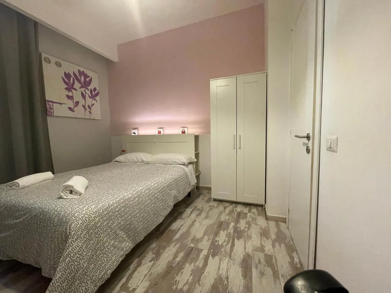 Photo of the whole room, Bed in Moshi Moshi