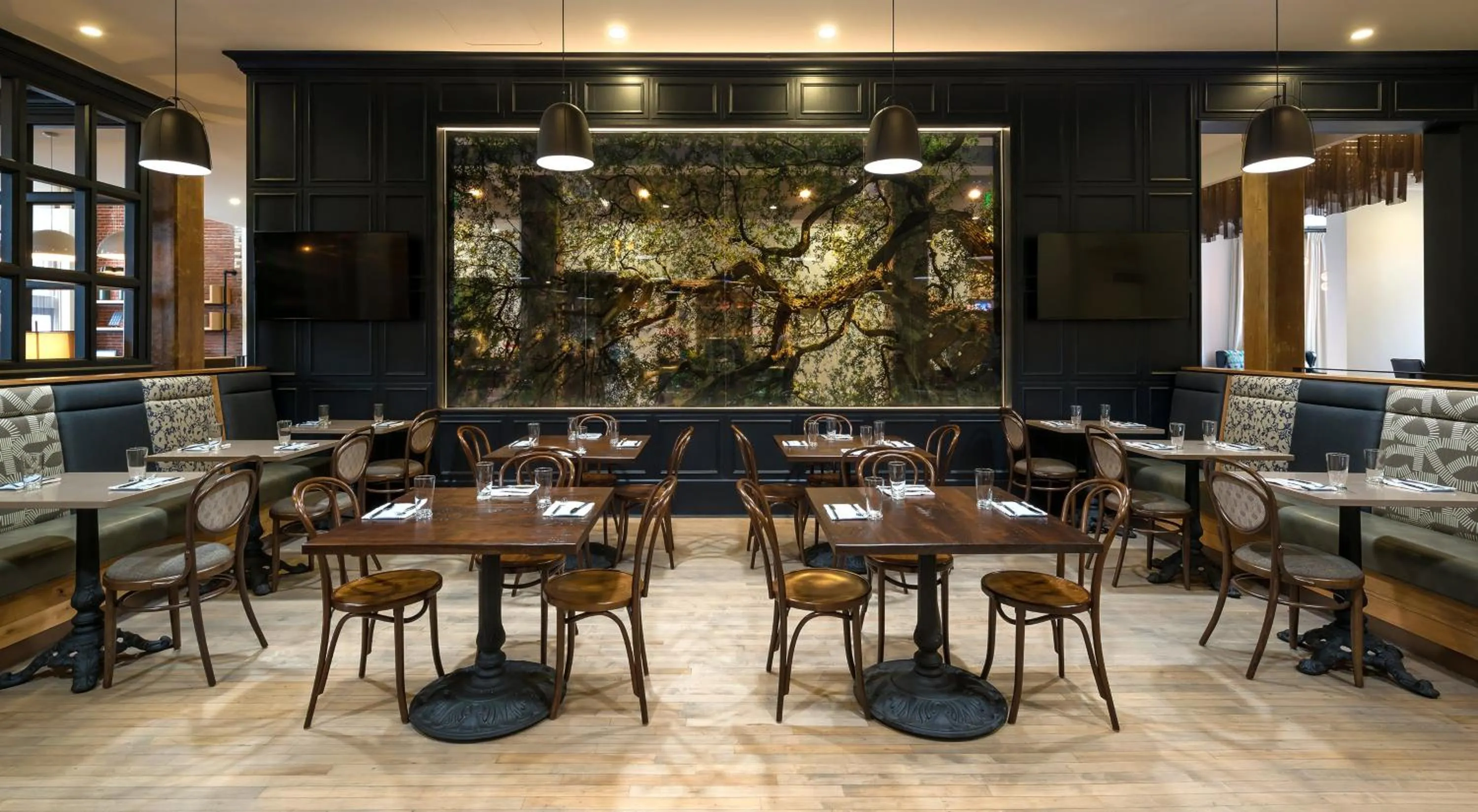 Restaurant/places to eat in Hotel Indigo Savannah Historic District by IHG