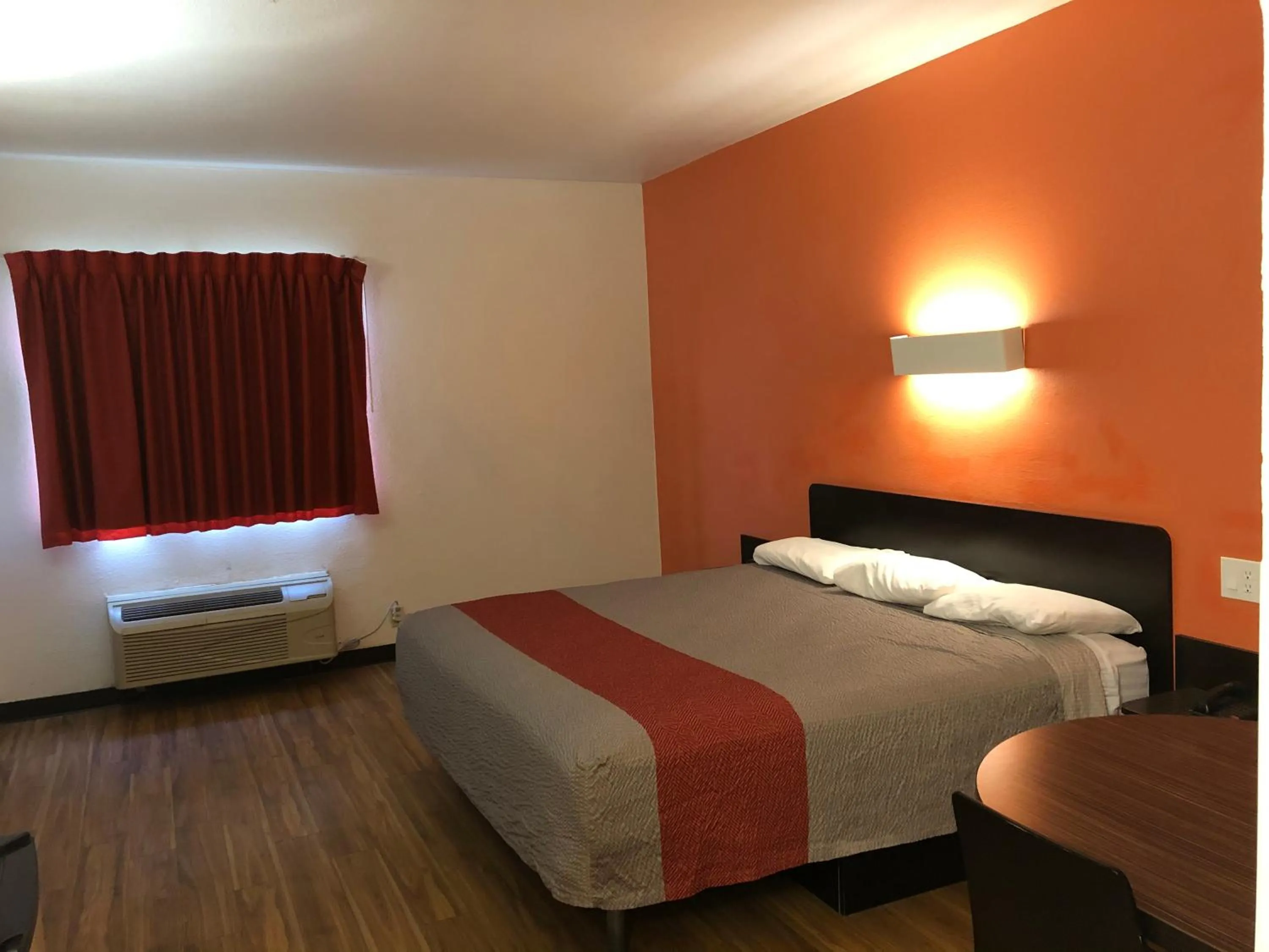 Photo of the whole room, Bed in Motel 6-Woodway, TX