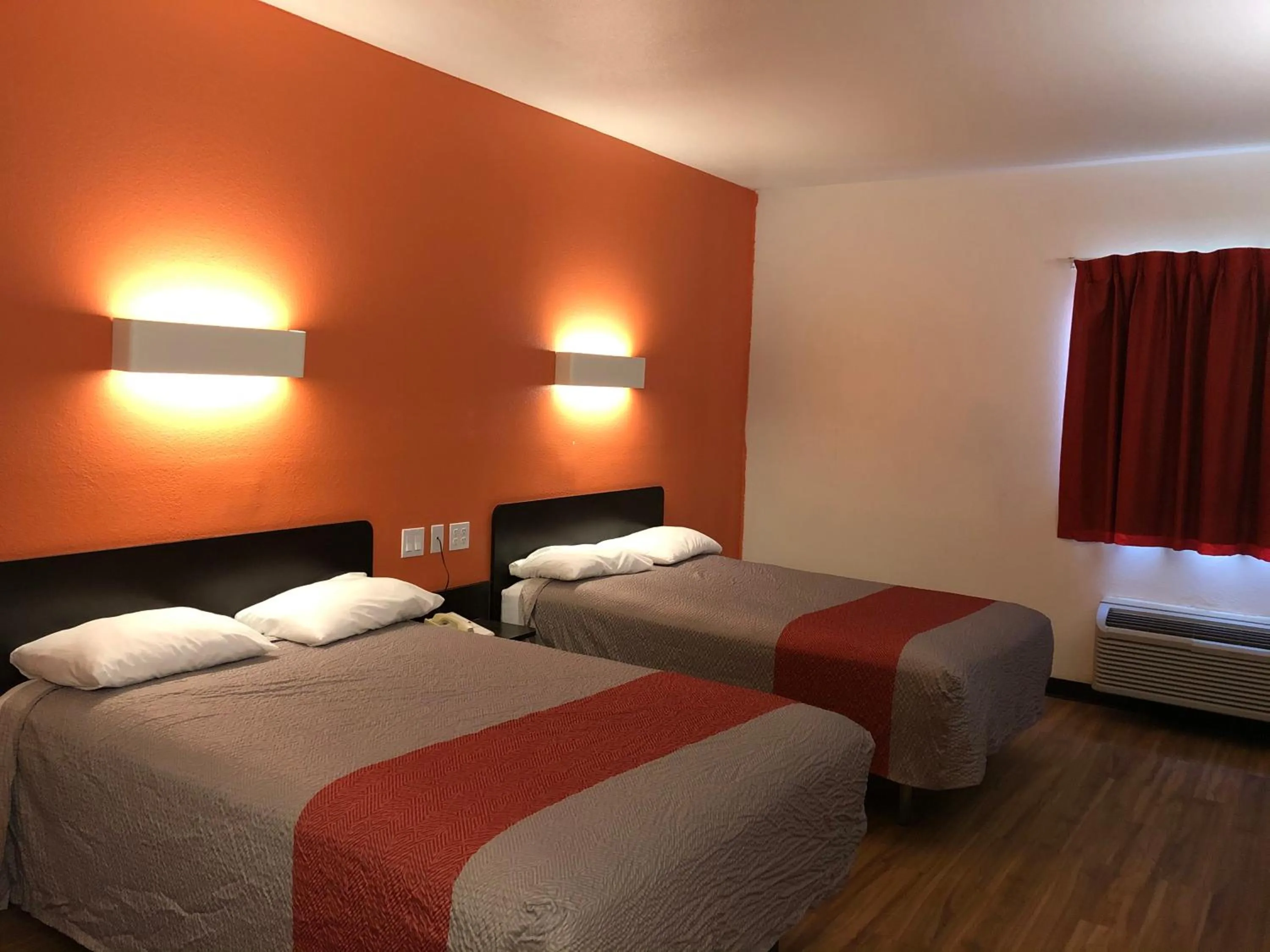 Photo of the whole room, Bed in Motel 6-Woodway, TX