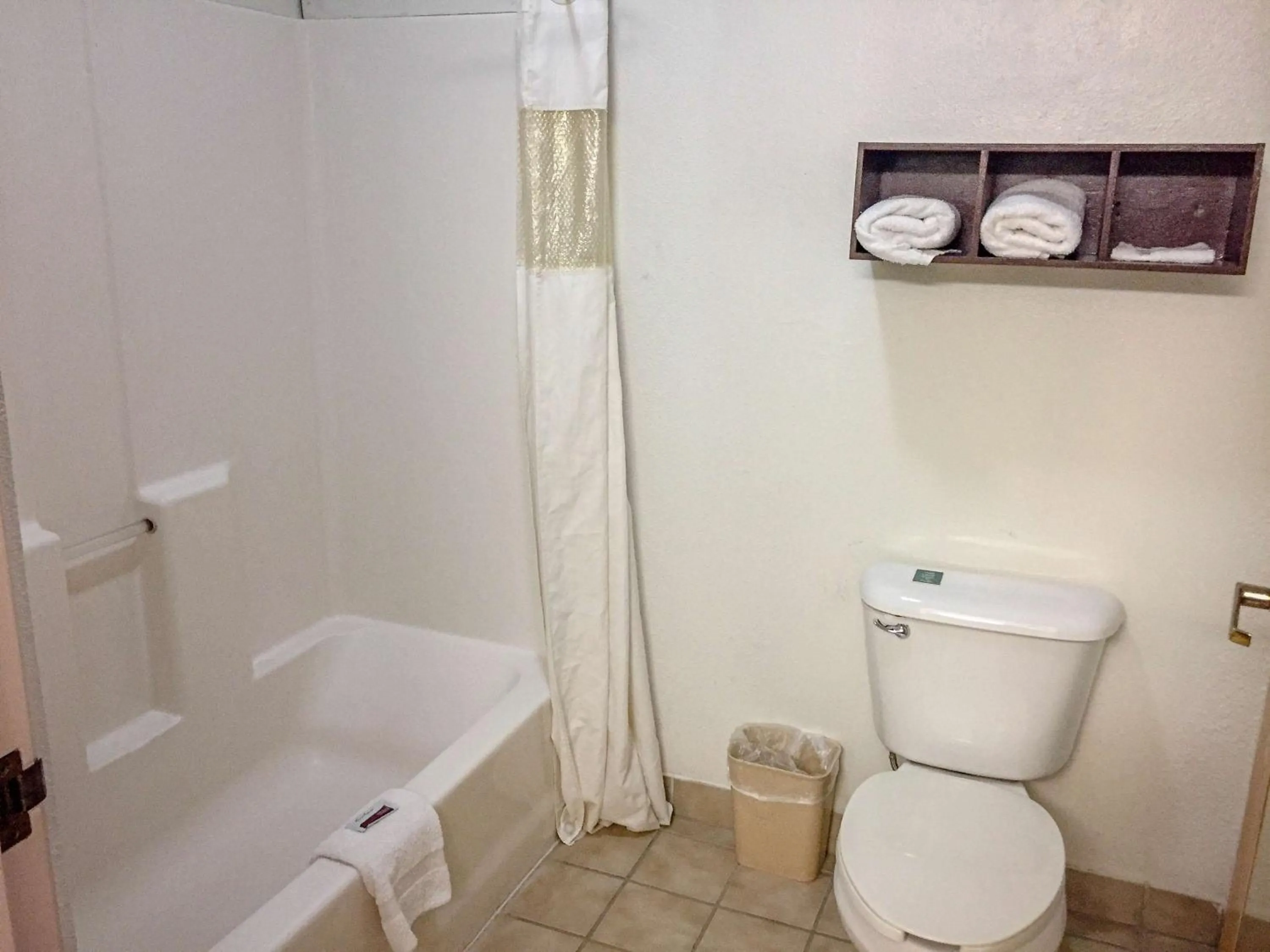 Bathroom in Motel 6-Woodway, TX