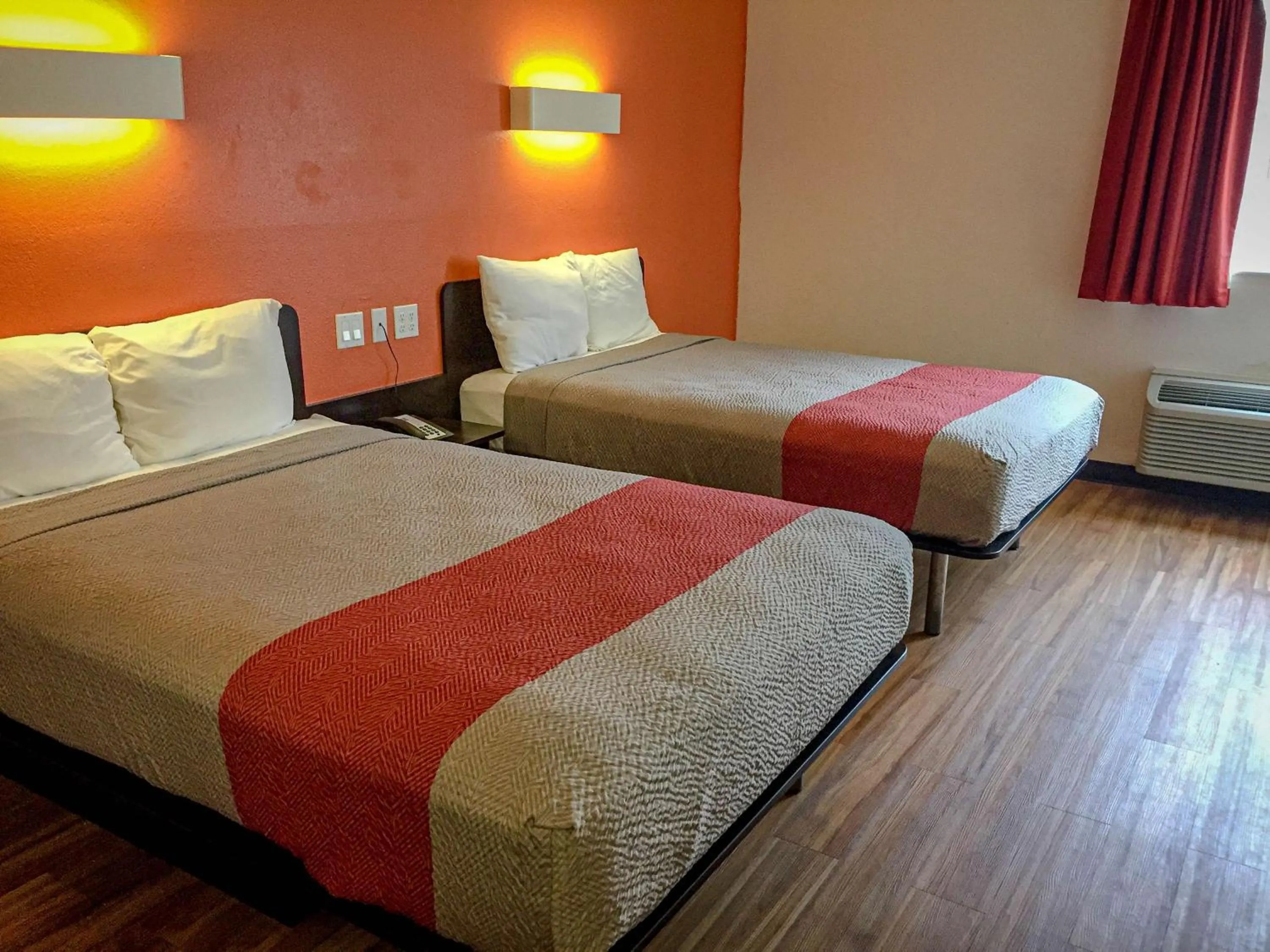 Photo of the whole room, Bed in Motel 6-Woodway, TX