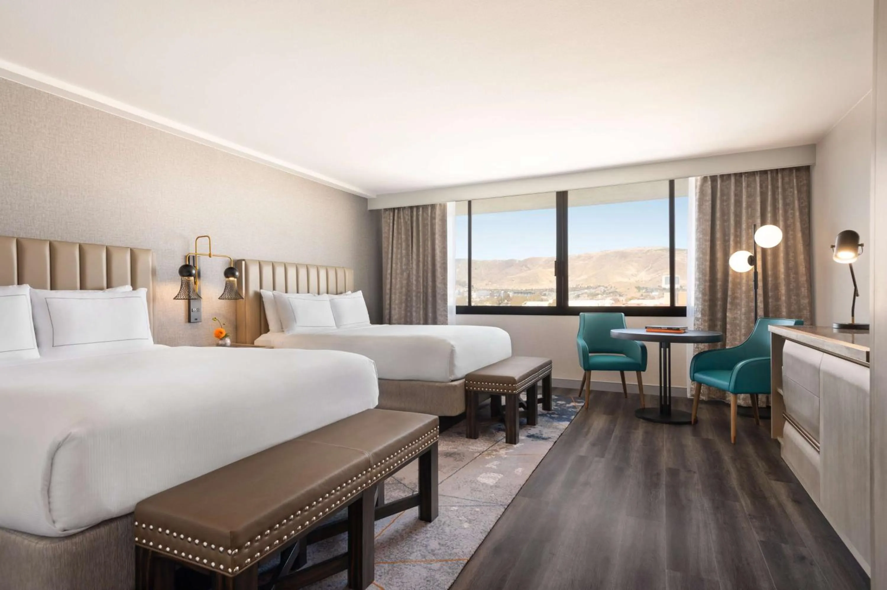 View (from property/room), Bed in DoubleTree by Hilton San Francisco South Airport Blvd