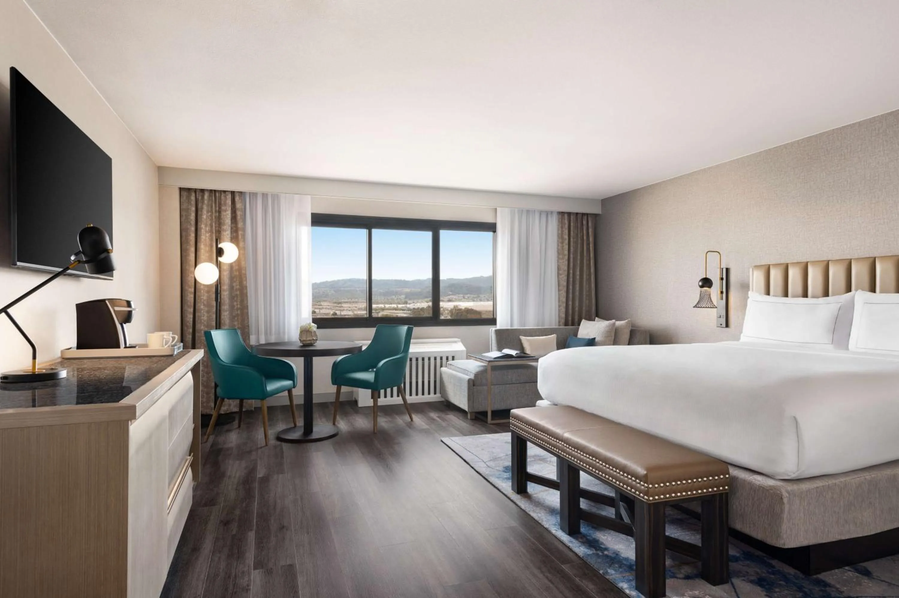 Bedroom, Bed in DoubleTree by Hilton San Francisco South Airport Blvd