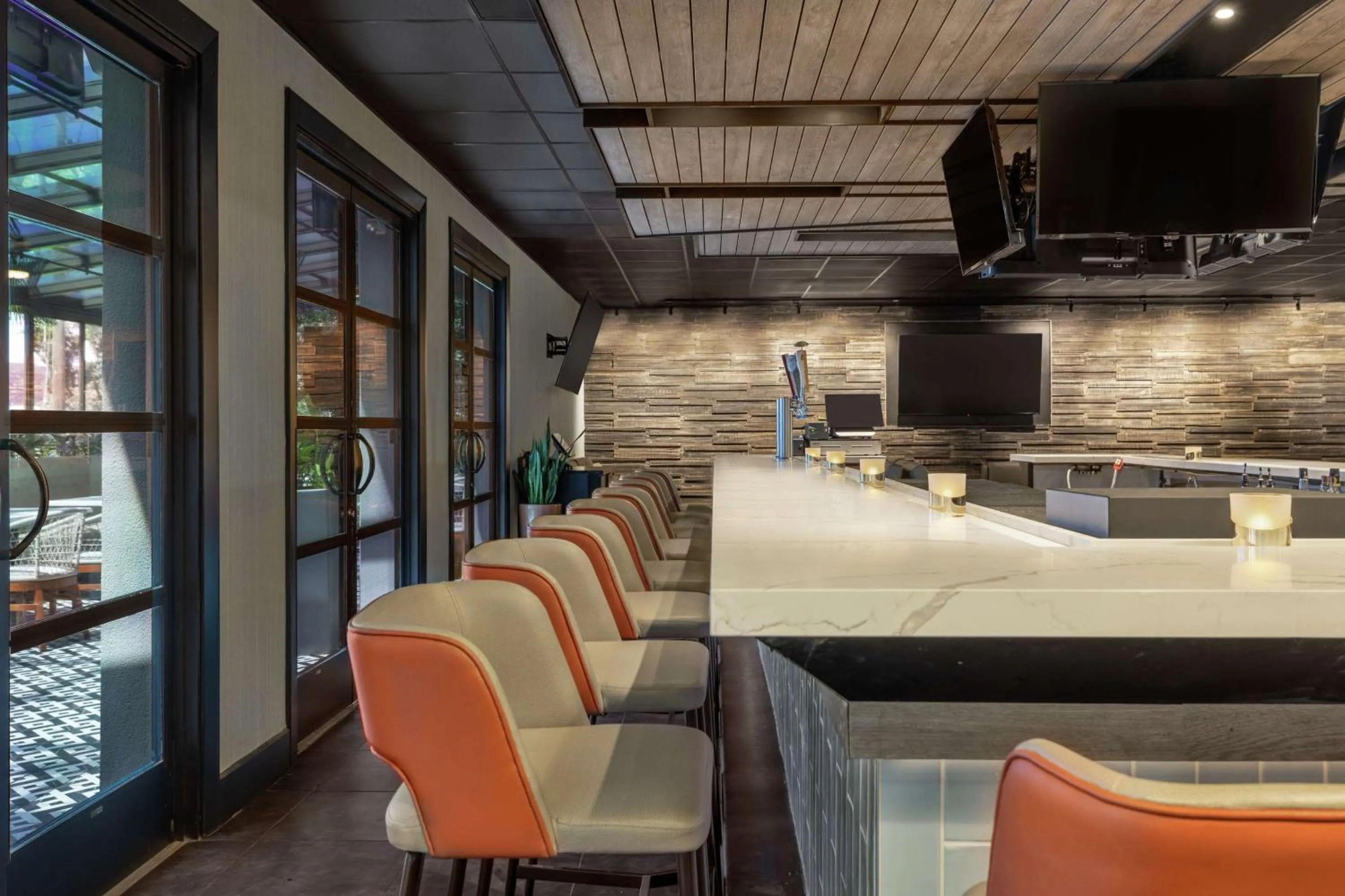 Lounge or bar in DoubleTree by Hilton San Francisco South Airport Blvd