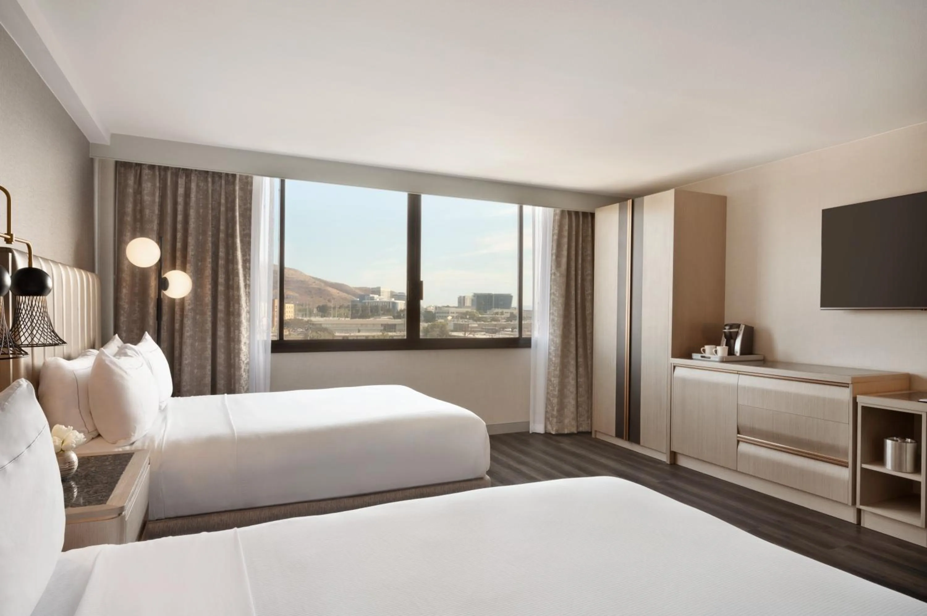 Bed in DoubleTree by Hilton San Francisco South Airport Blvd