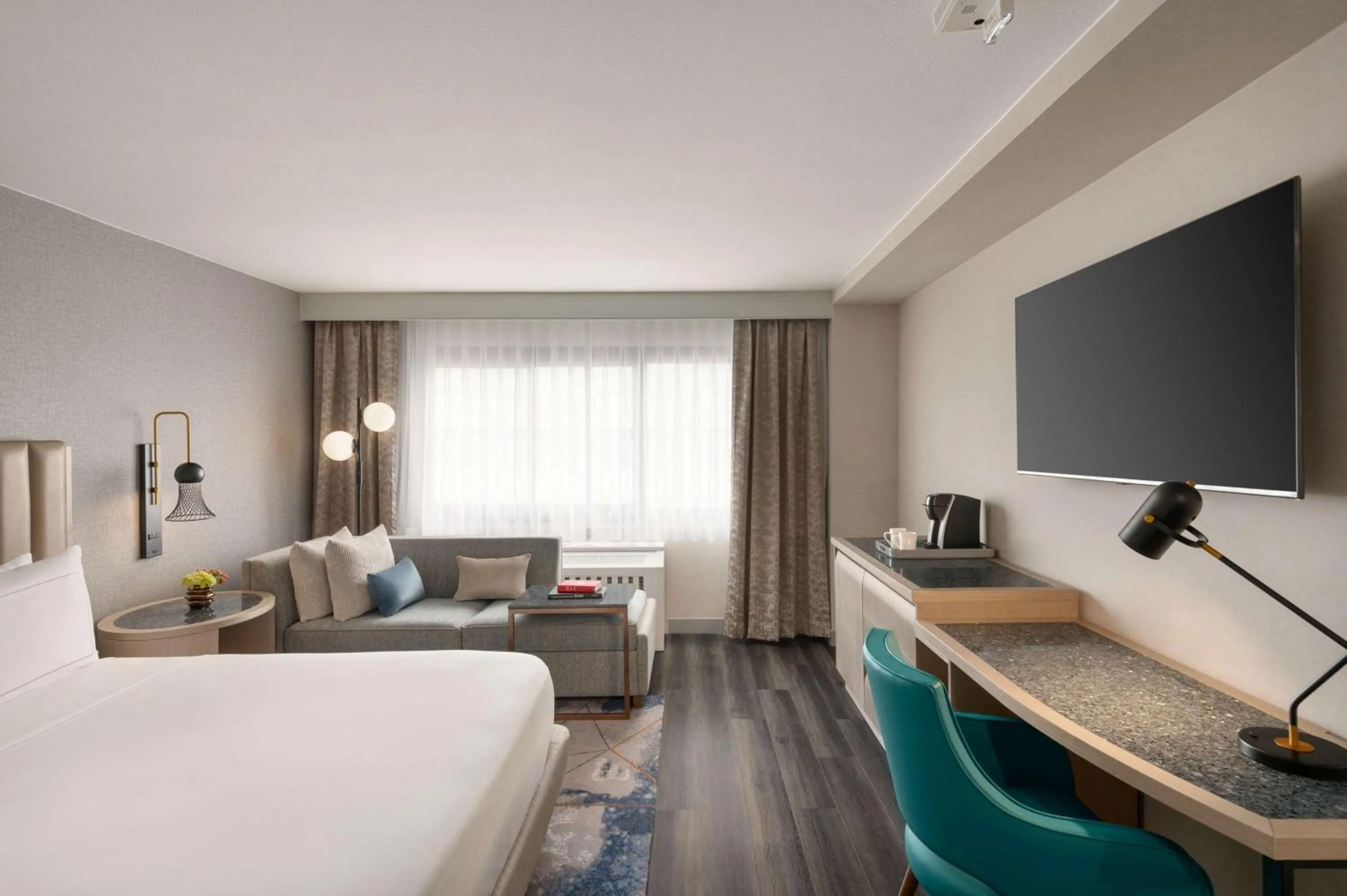 Bedroom, Bed in DoubleTree by Hilton San Francisco South Airport Blvd