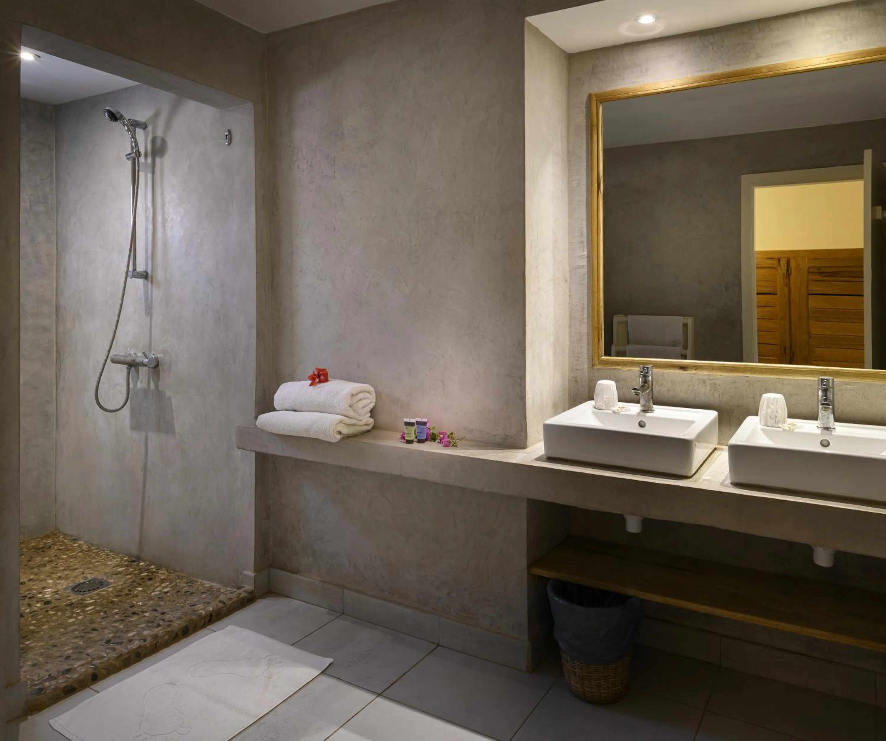 Shower in Le Saly Hotel & Hotel Club Filaos - All Inclusive