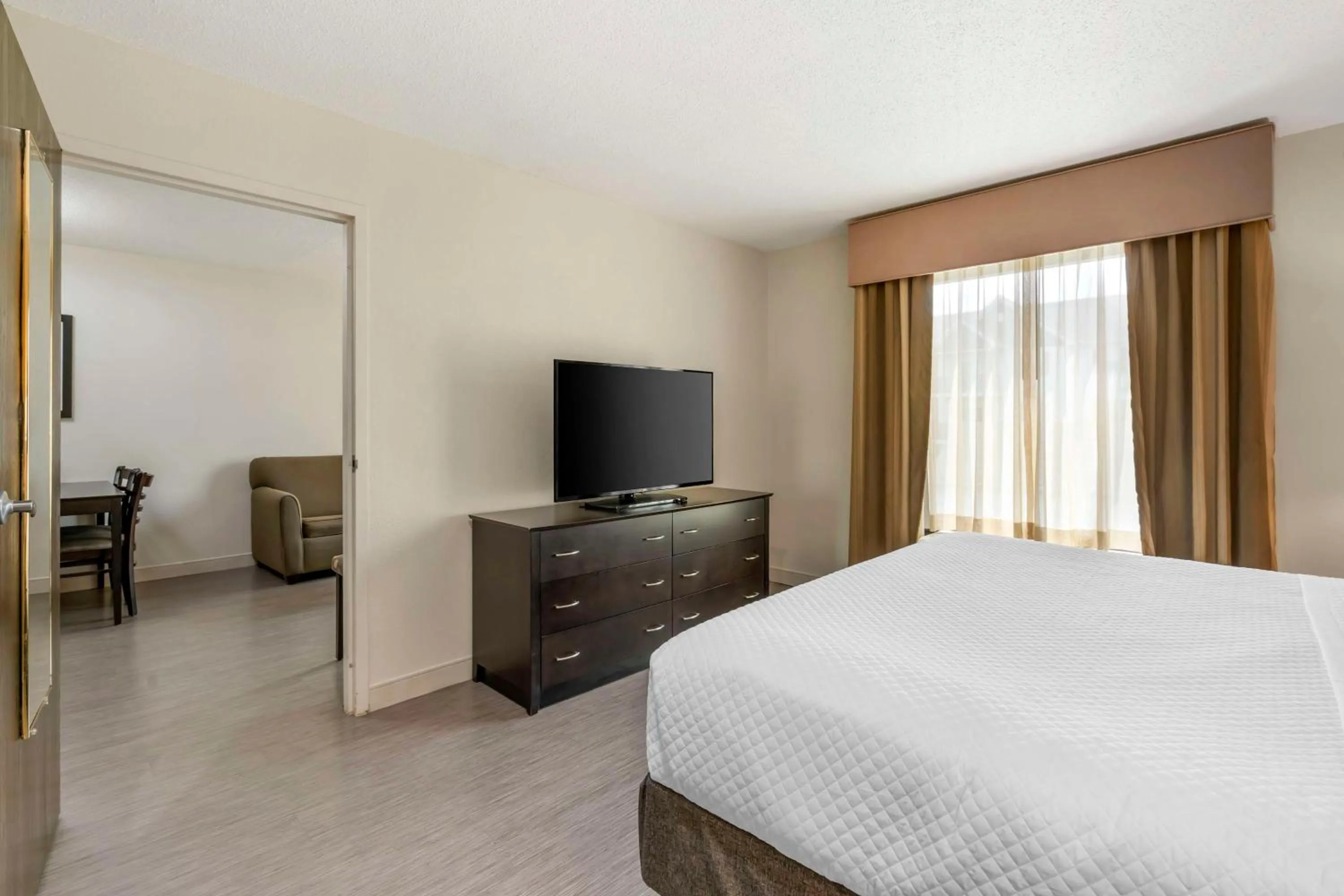 Bedroom, Bed in Best Western Suites Columbus