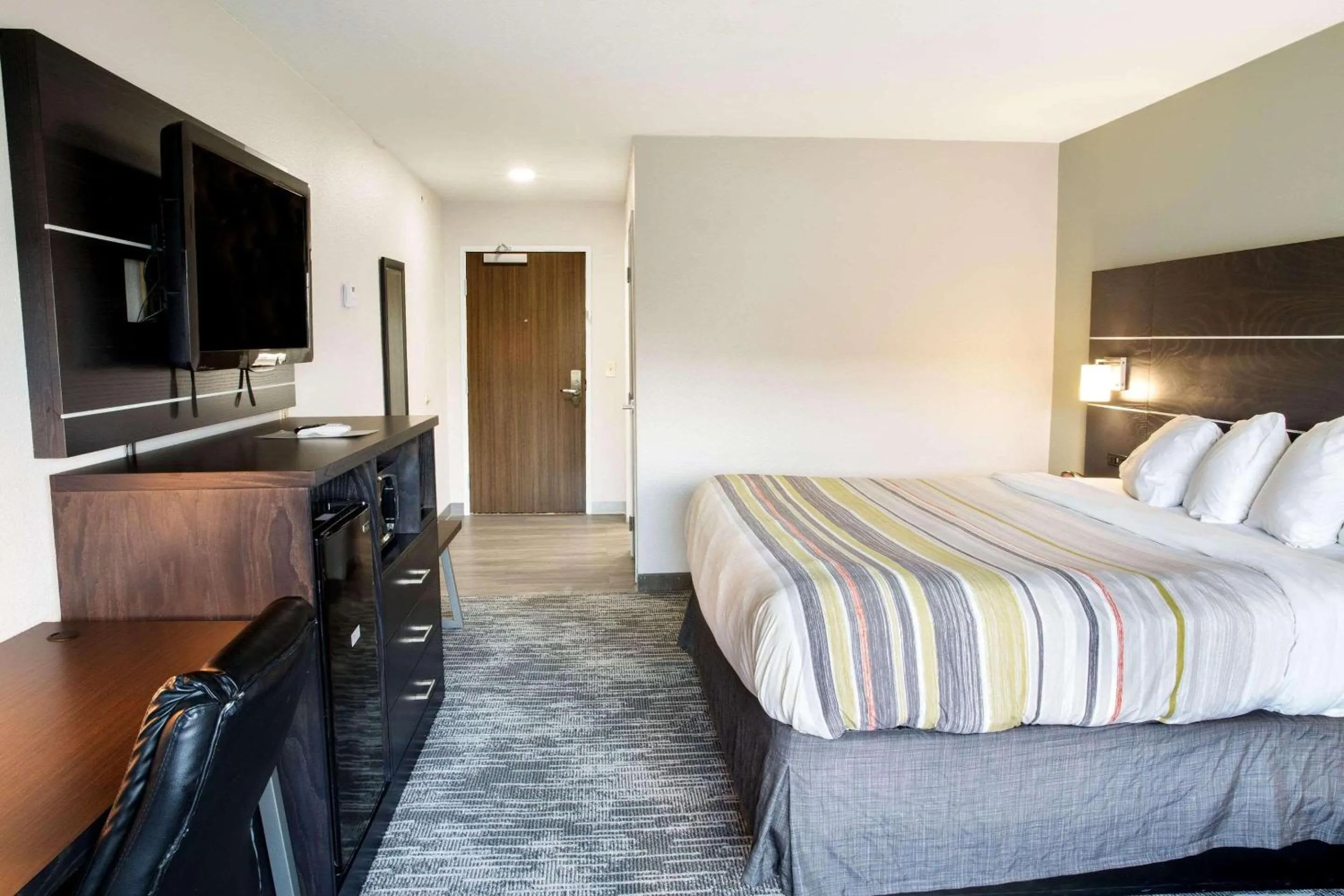 Bedroom, Bed in Country Inn & Suites by Radisson, Columbus West, OH