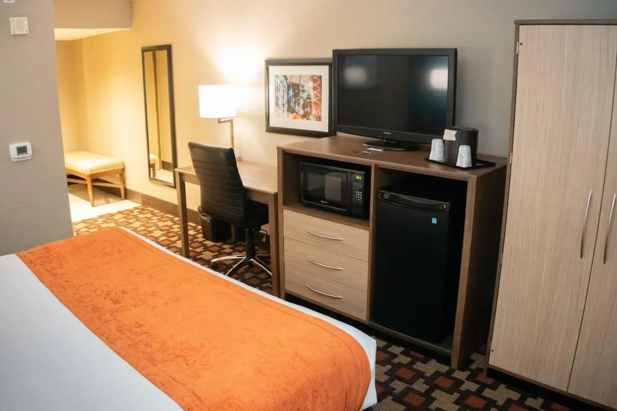 Queen Room with Two Queen Beds and Roll-In Shower - Disability Access/Non-Smoking in Radisson Hotel St Paul Downtown